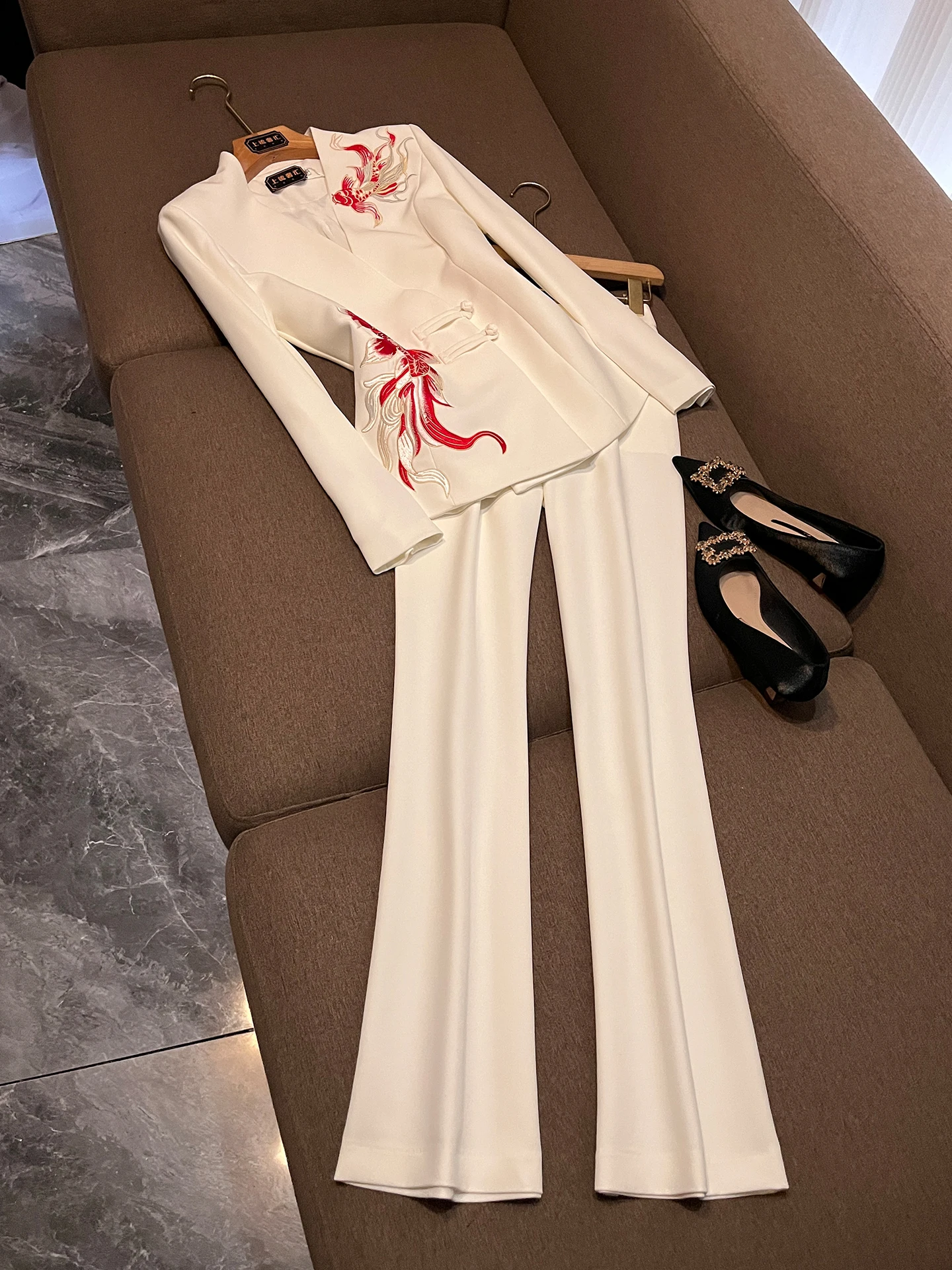 Ele White Embroidered Chinese Sle Women's Suit Set Two-Piece Luxury Sensation Fene Touch Casual Chic CZ88
Ele White Embroidered Chinese Sle Women's Suit Set Two-Piece Luxury Sensation Fene Touch Casual Chic CZ88