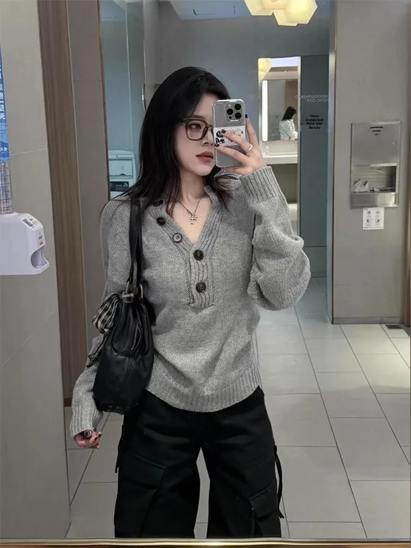 Chic Grey V-Neck Knitwear Korean Style Women's Fashionable Top Spring Autumn Long Sleeve Soft Cotton Blend Warmth Casual
Chic Grey V-Neck Knitwear Korean Style Women's Fashionable Top Spring Autumn Long Sleeve Soft Cotton Blend Warmth Casual