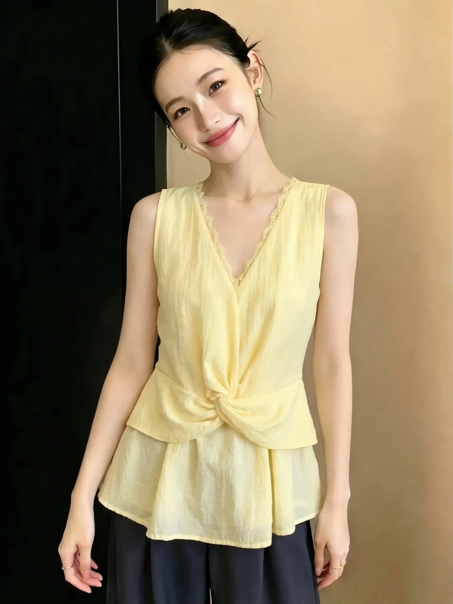Yellow Chic Twist Waist Silk Shirt Women's Summer Thin Dopamine Sleeveless V-neck Vest Top Korean Style Slim Fit Polyester Fiber
Yellow Chic Twist Waist Silk Shirt Women's Summer Thin Dopamine Sleeveless V-neck Vest Top Korean Style Slim Fit Polyester Fiber