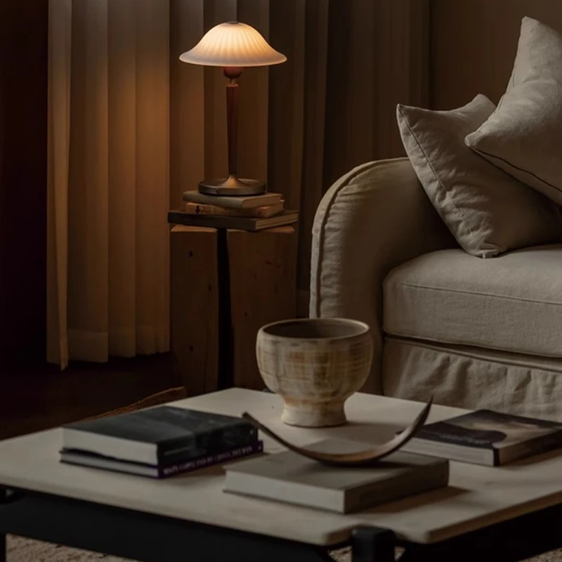 Современные дизайнерские торшеры Ретро перезаряжаемая настольная лампа Стеклянный абажур Прикроватные тумбочки Спальня Кабинет Офис Светодиодные ночные светильники
Современные дизайнерские торшеры Ретро перезаряжаемая настольная лампа Стеклянный абажур Прикроватные тумбочки Спальня Кабинет Офис Светодиодные ночные светильники