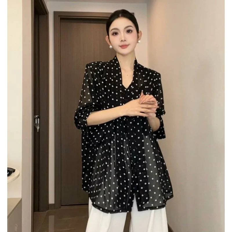 2025 New Autumn Retro Bow Polka Dot Shirt Women's Loose and Lazy Top
2025 New Autumn Retro Bow Polka Dot Shirt Women's Loose and Lazy Top