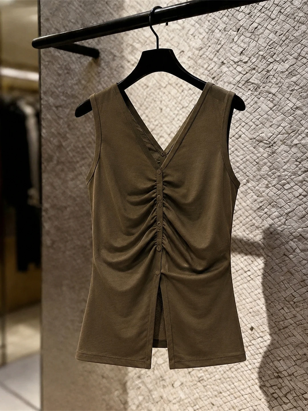 Elegant V-Neck Sleeveless Slimming Pure Color Top Fashionable Summer Base Layer Shirt Korean Style Commute Wind
Elegant V-Neck Sleeveless Slimming Pure Color Top Fashionable Summer Base Layer Shirt Korean Style Commute Wind