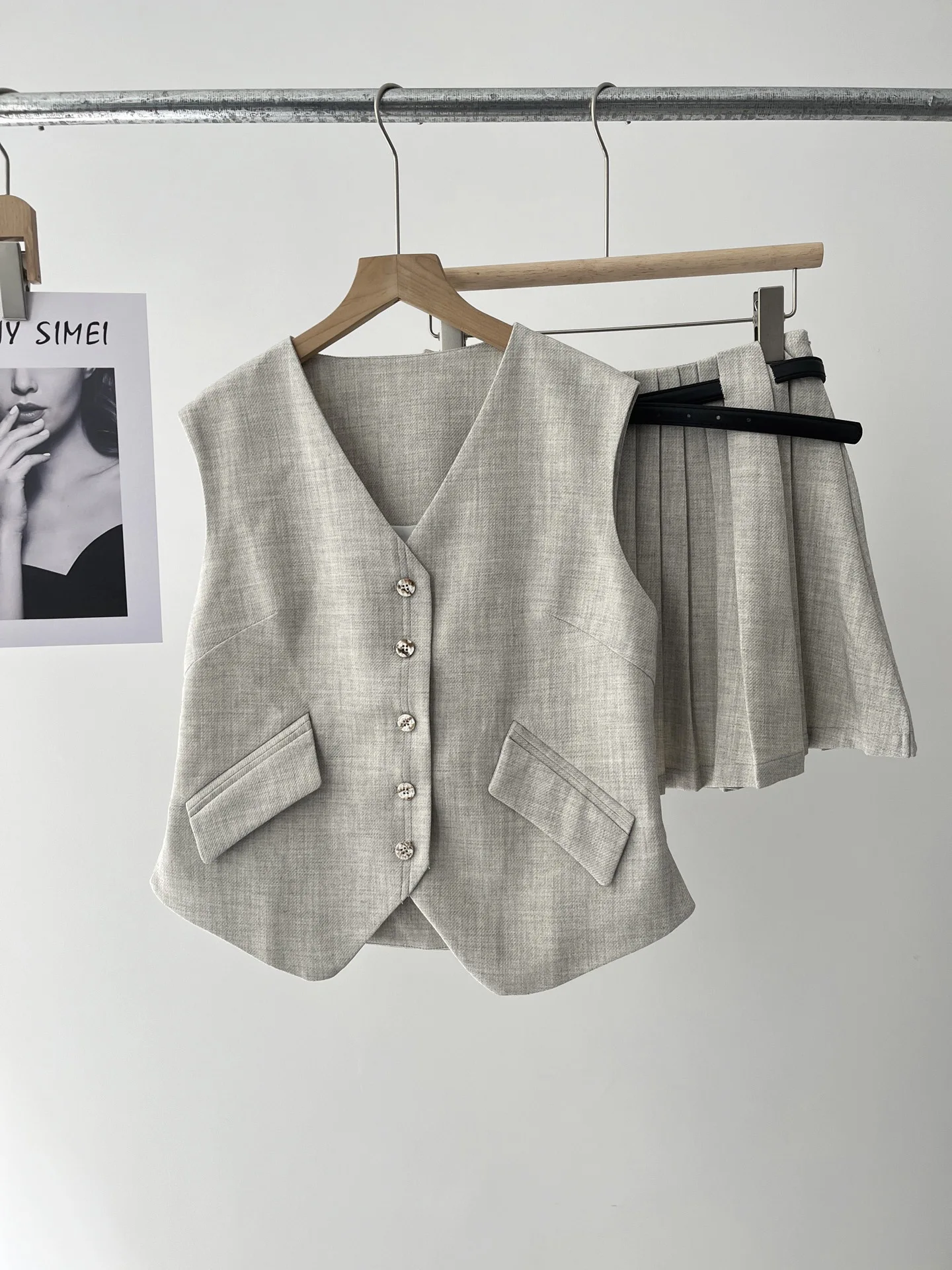 V-neck short suit vest vest women's summer irregular A word pleated skirt set 077-0403
V-neck short suit vest vest women's summer irregular A word pleated skirt set 077-0403