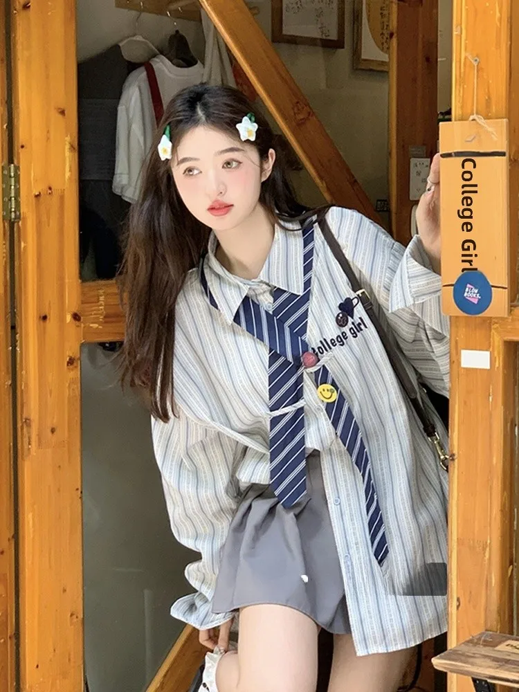 Женский кардиган Ele Long Sve с вышивкой и полосками, весна 2026, новый дизайн, повседневный, свободный, модный, открытый, в университетском стиле
Женский кардиган Ele Long Sve с вышивкой и полосками, весна 2026, новый дизайн, повседневный, свободный, модный, открытый, в университетском стиле