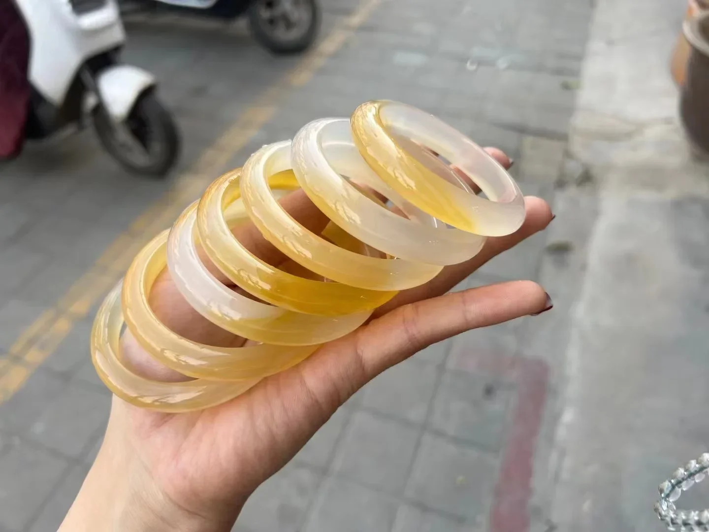 Elegant Natural Agate Bracelet Two-Tone Real Jade Noble Jewelry for Women Hand Ring Noble Quality Fashion Accessory
Elegant Natural Agate Bracelet Two-Tone Real Jade Noble Jewelry for Women Hand Ring Noble Quality Fashion Accessory