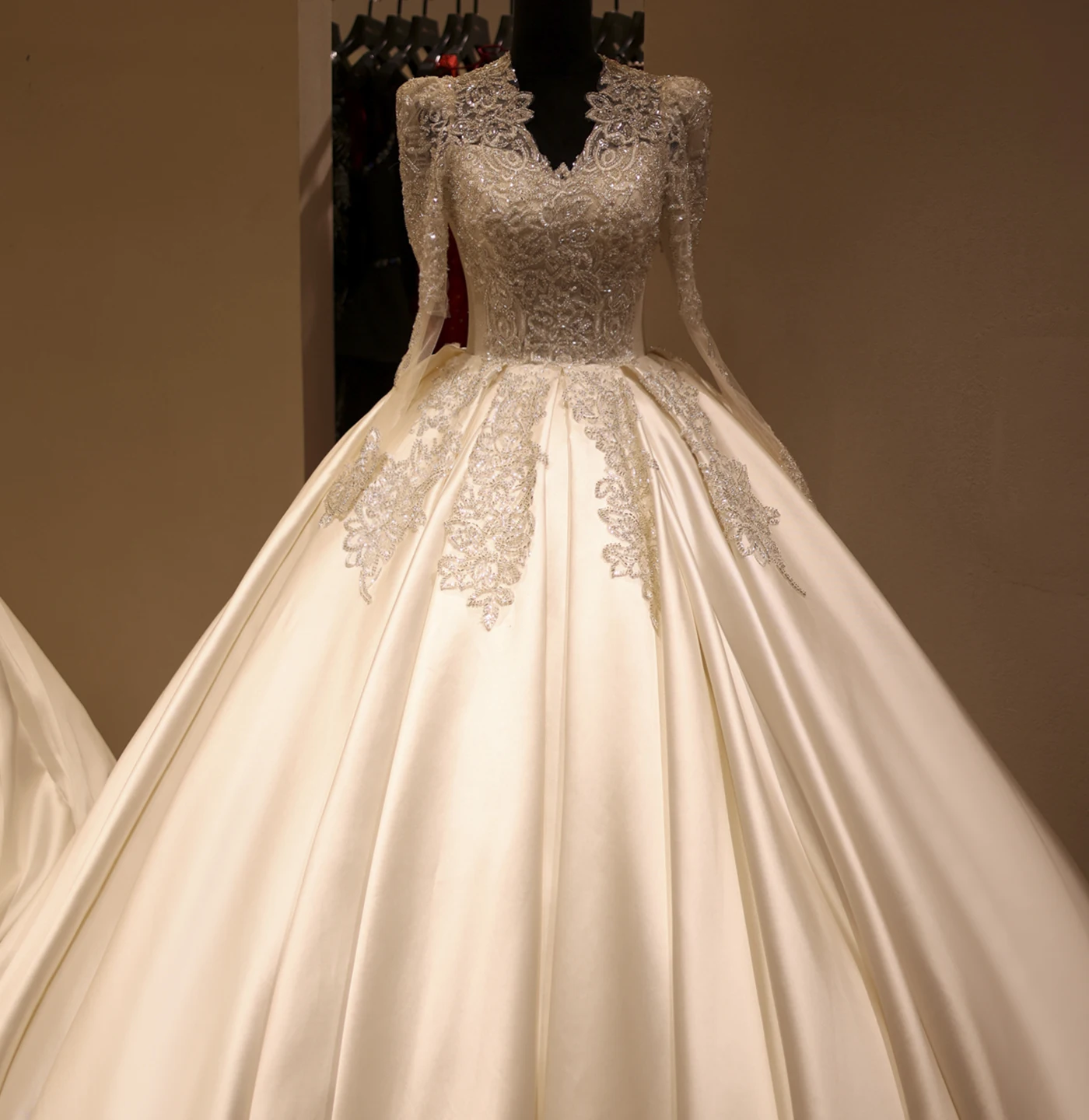 Sharon Said Luxury Crystal Dubai Satin Wedding Dress Real Photos V-Neck Long Sleeves Ball Gown Bride Gowns RS028 Customized
Sharon Said Luxury Crystal Dubai Satin Wedding Dress Real Photos V-Neck Long Sleeves Ball Gown Bride Gowns RS028 Customized