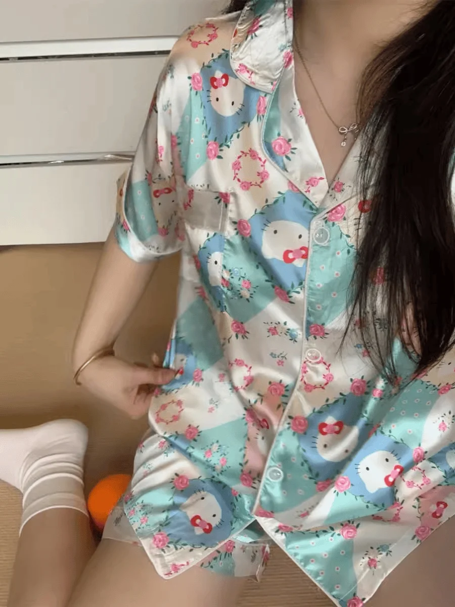 Пижамы Hello Kitty с героями мультфильмов для девочек, летний повседневный комплект одежды из ледяного шелка, милый пижамный комплект с героями мультфильмов, женская повседневная одежда для дома
Пижамы Hello Kitty с героями мультфильмов для девочек, летний повседневный комплект одежды из ледяного шелка, милый пижамный комплект с героями мультфильмов, женская повседневная одежда для дома