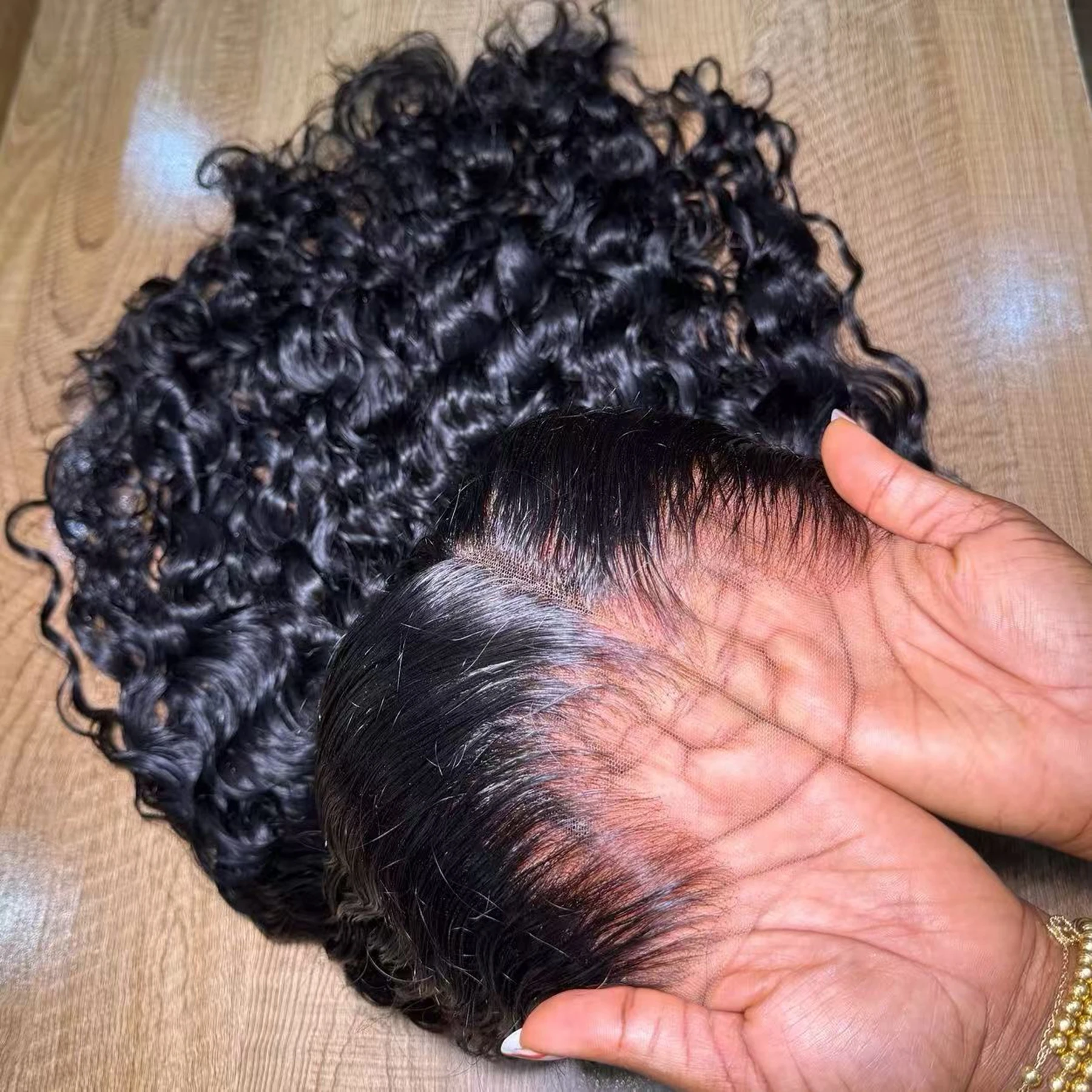 Синтетический парик Jerry Curly черного цвета с HD-кружевной передней частью 13x4 для женщин, с предварительно выщипанными и осветленными узлами, без клея, для повседневной носки, вечеринок и свадеб
Синтетический парик Jerry Curly черного цвета с HD-кружевной передней частью 13x4 для женщин, с предварительно выщипанными и осветленными узлами, без клея, для повседневной носки, вечеринок и свадеб