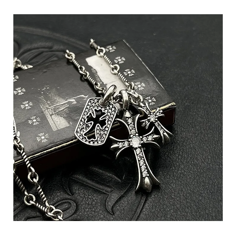 Trendy Models Are Paired with Diamond Crosses, Triple Pendant Necklaces, Sweater Chains, Accessories, and High-end Autumn and Wi
Trendy Models Are Paired with Diamond Crosses, Triple Pendant Necklaces, Sweater Chains, Accessories, and High-end Autumn and Wi