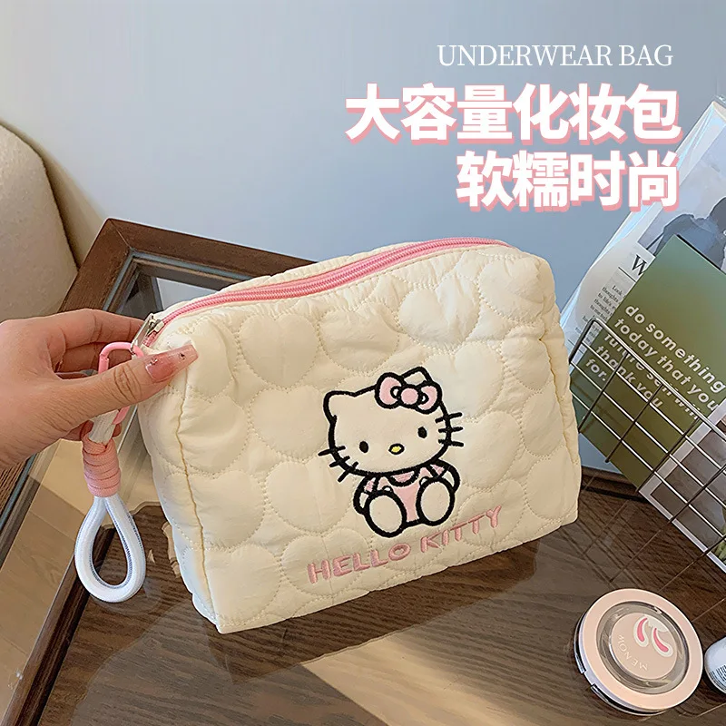 Мягкая и милая сумка для хранения с героями мультфильмов Sanrio, дорожная ручная косметичка большой вместимости с сердечком для девочек, ручная косметичка
Мягкая и милая сумка для хранения с героями мультфильмов Sanrio, дорожная ручная косметичка большой вместимости с сердечком для девочек, ручная косметичка