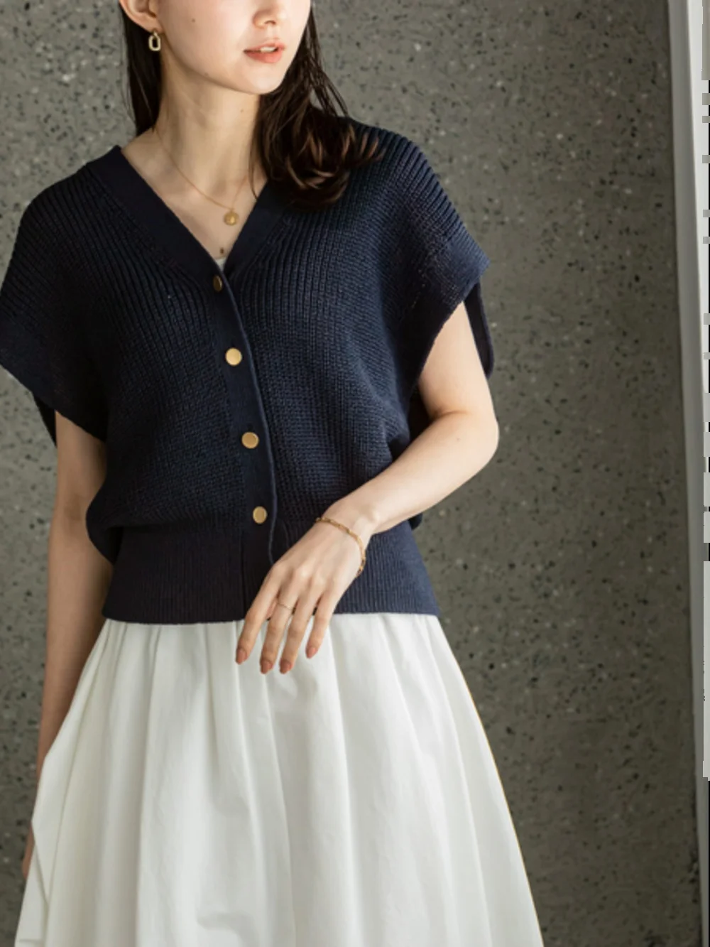 Classic Japanese Sle Knitted Vest Fre And Straight Retro V-ne Color Metal Bule Svel Top
Classic Japanese Sle Knitted Vest Fre And Straight Retro V-ne Color Metal Bule Svel Top