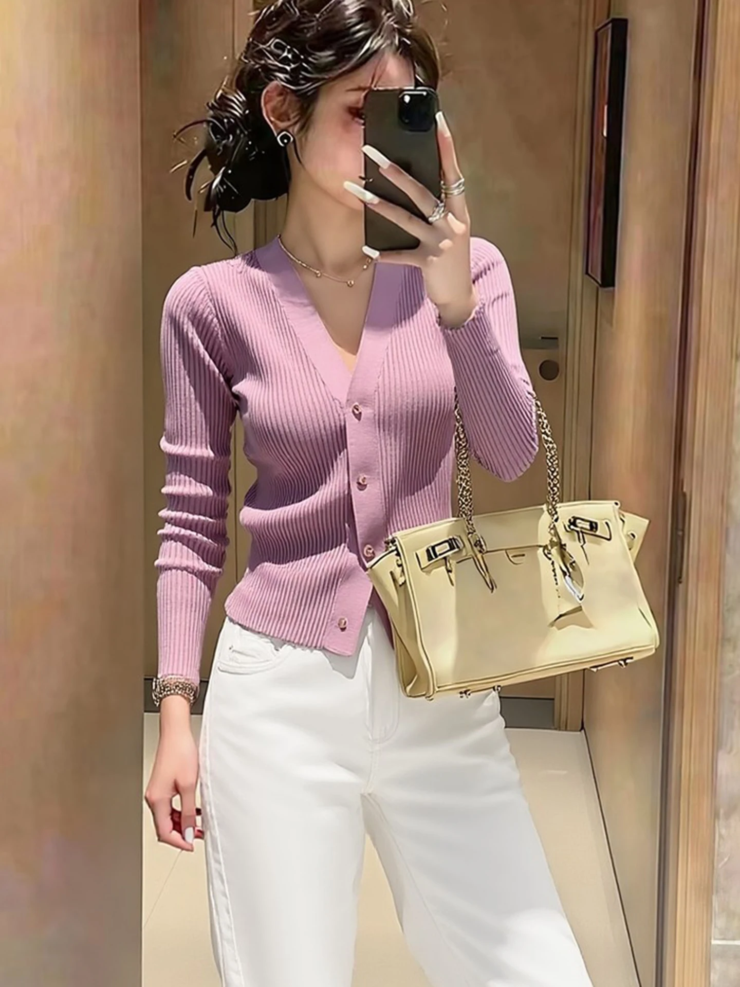 Elegant Slim Fit V-Neck Knitwear Long Sleeve Skin-Friendly Versatile Top for Early Spring Fashionable Slimming Ladies' Shirt
Elegant Slim Fit V-Neck Knitwear Long Sleeve Skin-Friendly Versatile Top for Early Spring Fashionable Slimming Ladies' Shirt