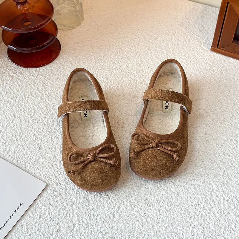 2025 г., модная зимняя хлопковая обувь для девочек, новые элегантные детские теплые туфли на плоской подошве с бантом, простая нескользящая детская повседневная плюшевая обувь
2025 г., модная зимняя хлопковая обувь для девочек, новые элегантные детские теплые туфли на плоской подошве с бантом, простая нескользящая детская повседневная плюшевая обувь