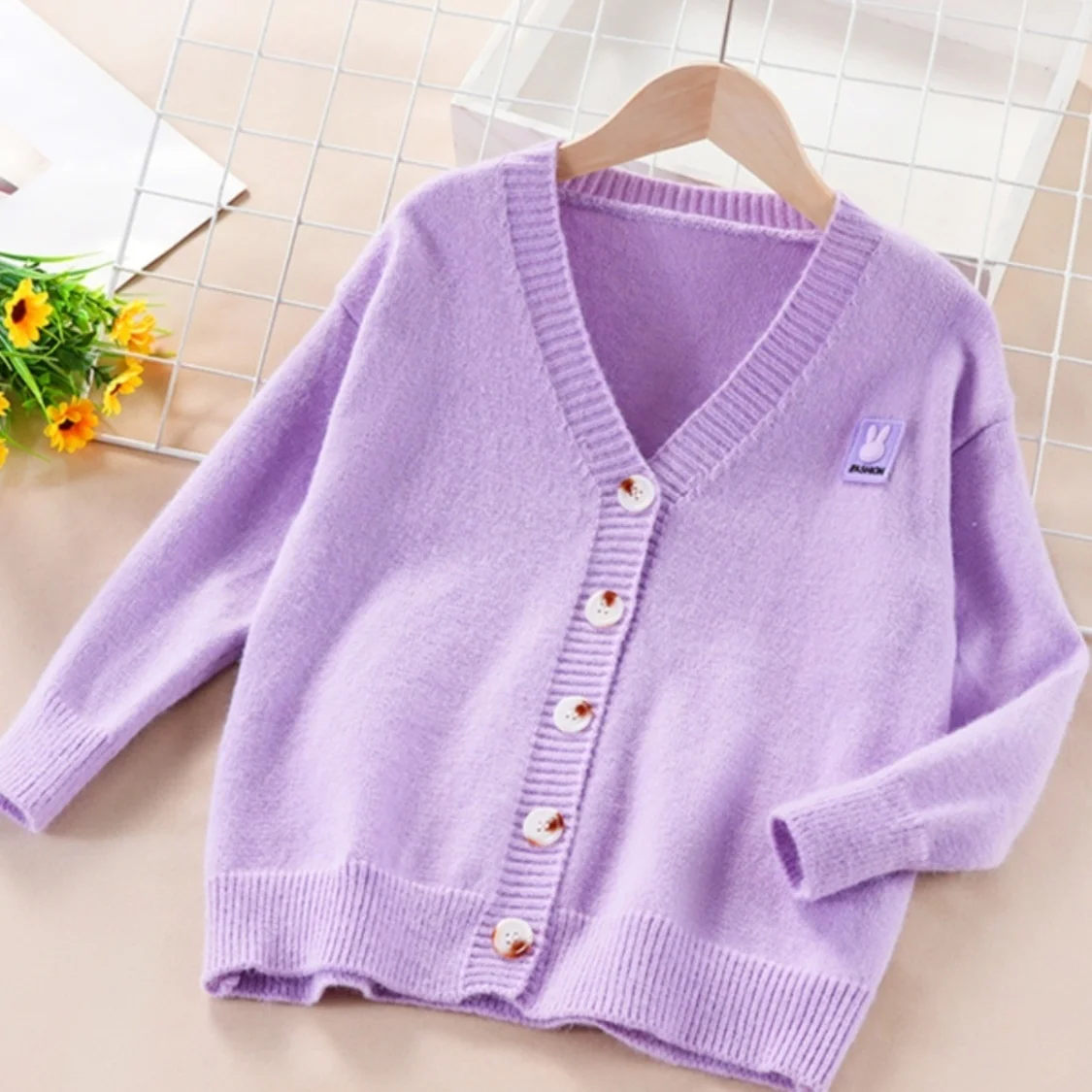 Мягкий вязаный кардиган с V-образным вырезом для девочек, новинка ранней осени, детская повседневная одежда
Мягкий вязаный кардиган с V-образным вырезом для девочек, новинка ранней осени, детская повседневная одежда