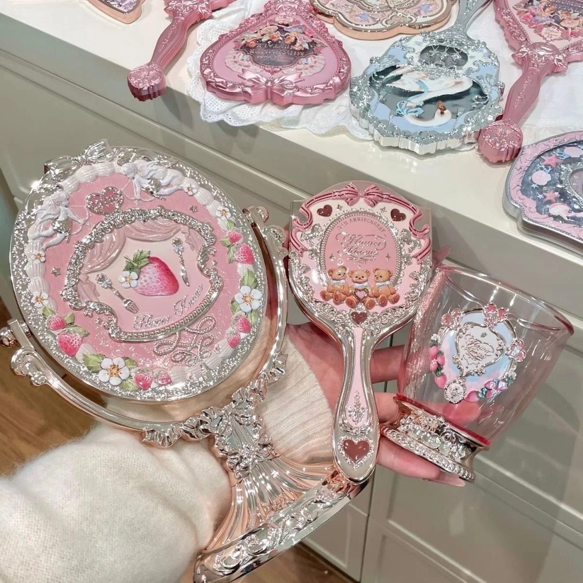 Flower Knows 9th Anniversary 3pcs Makeup Tool Kit Desktop Mirror Air Cushion Comb Brush Bucket 
Flower Knows 9th Anniversary 3pcs Makeup Tool Kit Desktop Mirror Air Cushion Comb Brush Bucket