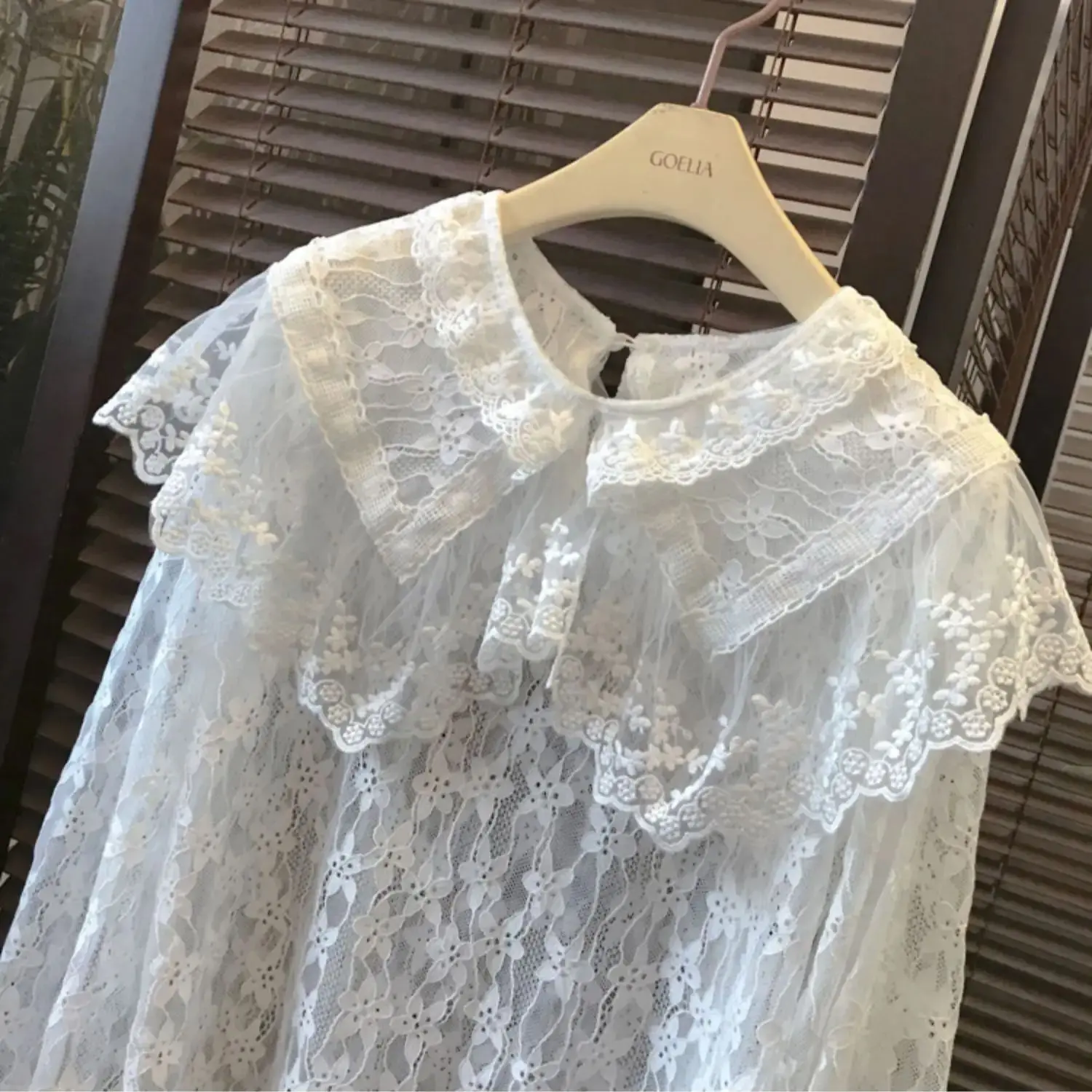 White Double Layered Large Collar Lace Shirt Women Gentle Style Lightweight Female Bottoming Shirt Tops
White Double Layered Large Collar Lace Shirt Women Gentle Style Lightweight Female Bottoming Shirt Tops