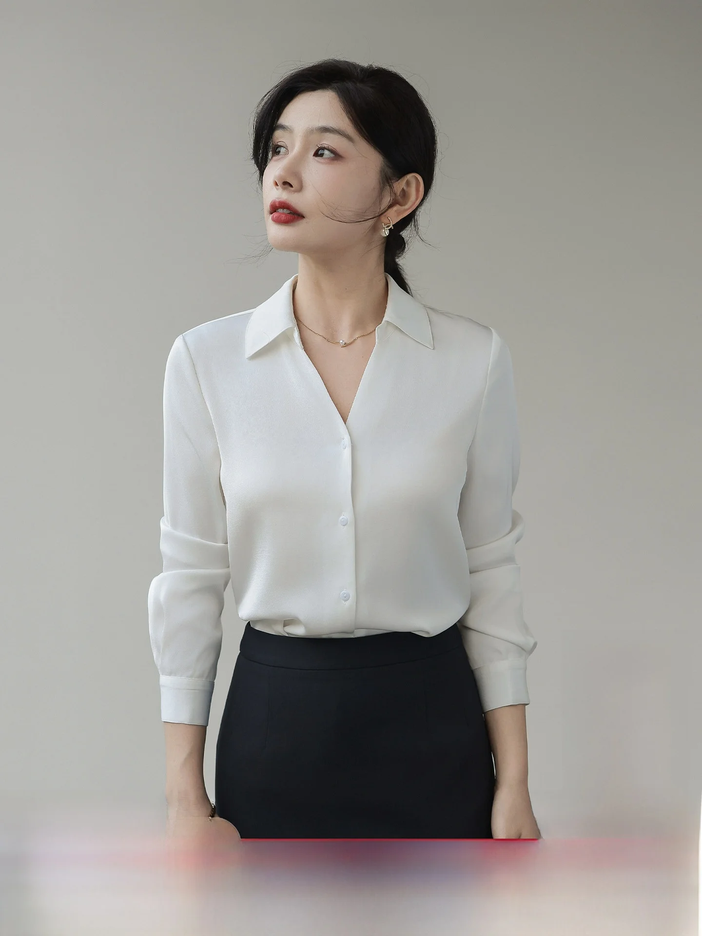 Белая атласная блузка с V-образным вырезом и длинным рукавом для женщин, деловой стиль, прямой крой, немнущаяся, китайский бренд YSJX
Белая атласная блузка с V-образным вырезом и длинным рукавом для женщин, деловой стиль, прямой крой, немнущаяся, китайский бренд YSJX