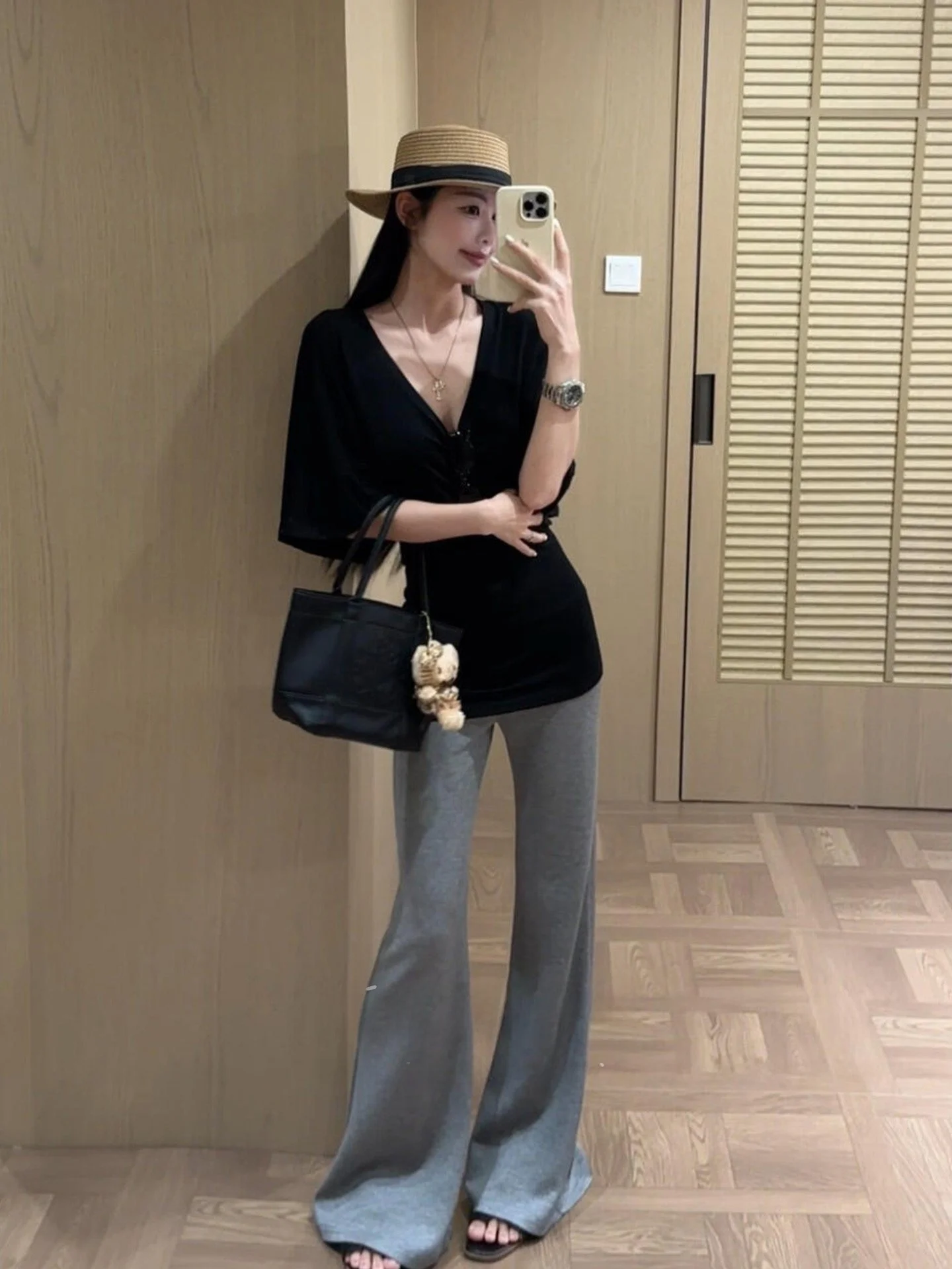 Korean Minimalist Style Women's V-Neck Mid-Sleeve T-Shirt High Waist Loose Pants Two-Piece Set Casual Summer Fashion
Korean Minimalist Style Women's V-Neck Mid-Sleeve T-Shirt High Waist Loose Pants Two-Piece Set Casual Summer Fashion