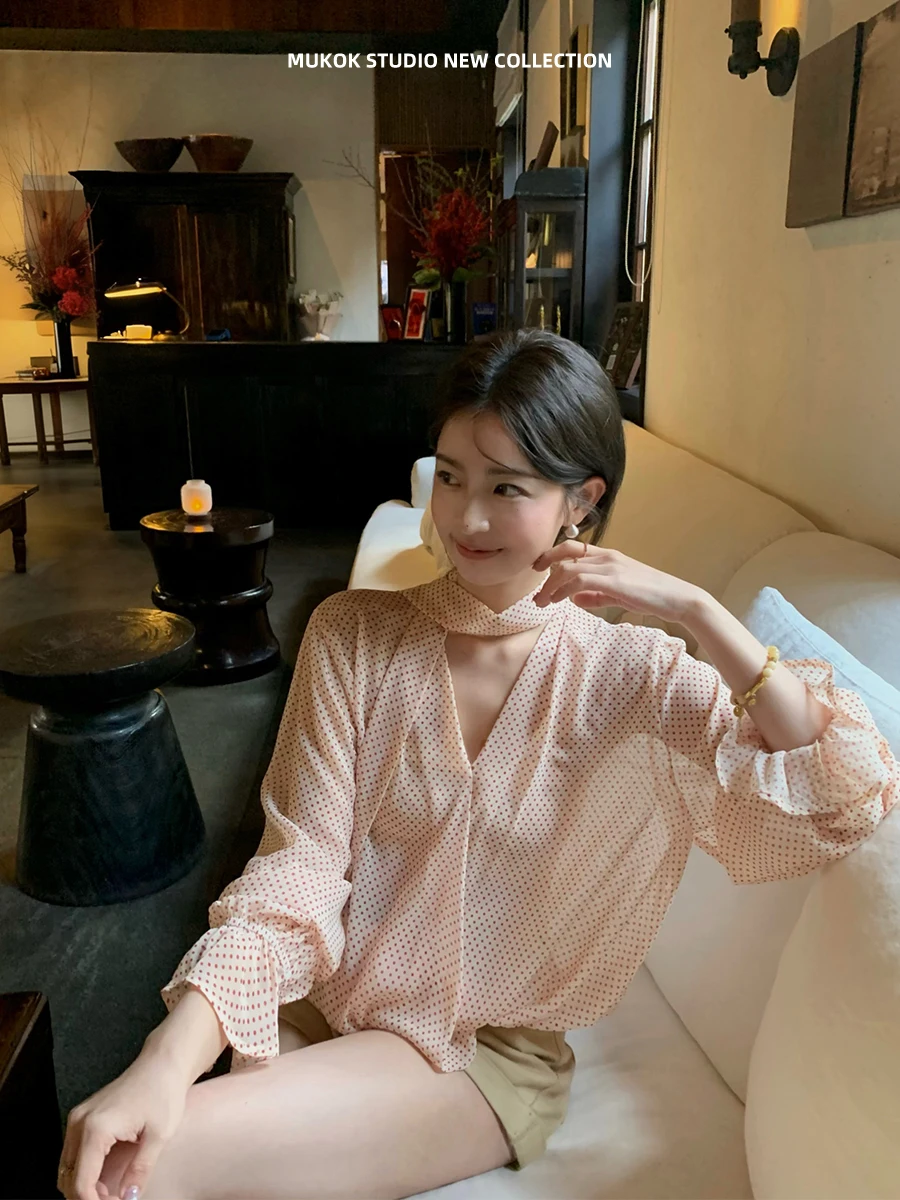 MUKOK Women's Polka Dot V-neck Bell Sleeve Shirt Lightweight Breathable Spring Summer New Style Romantic Loose Fit Blouse
MUKOK Women's Polka Dot V-neck Bell Sleeve Shirt Lightweight Breathable Spring Summer New Style Romantic Loose Fit Blouse
