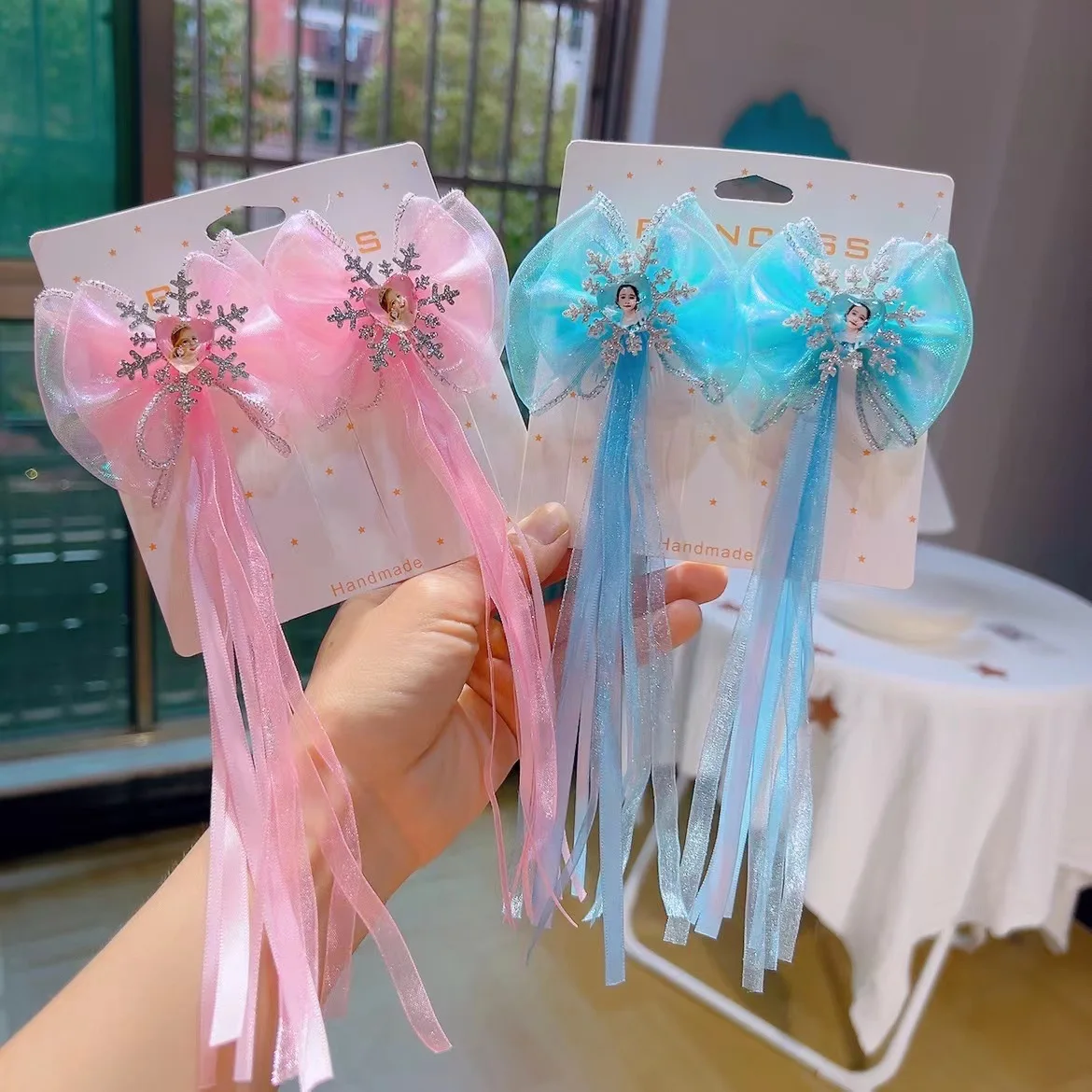2Pcs Princess Elsa Hair Clip Mesh Cartoon Cute Snowflake Bow Mesh Headdress Tassel Flutter Hair Clip Girl Gift
2Pcs Princess Elsa Hair Clip Mesh Cartoon Cute Snowflake Bow Mesh Headdress Tassel Flutter Hair Clip Girl Gift