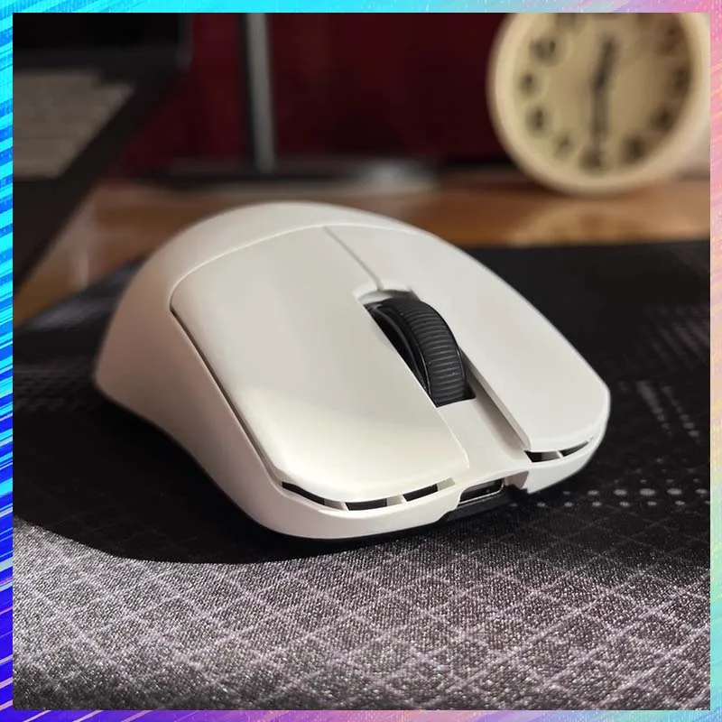 F1V2 Ultra Max Gaming Mouse Tri-Mode PAW3395Ultra Dual 8KHZ 650IPS Low Latency Lightweight Ergonomics E-Sports Mouse Controller
F1V2 Ultra Max Gaming Mouse Tri-Mode PAW3395Ultra Dual 8KHZ 650IPS Low Latency Lightweight Ergonomics E-Sports Mouse Controller