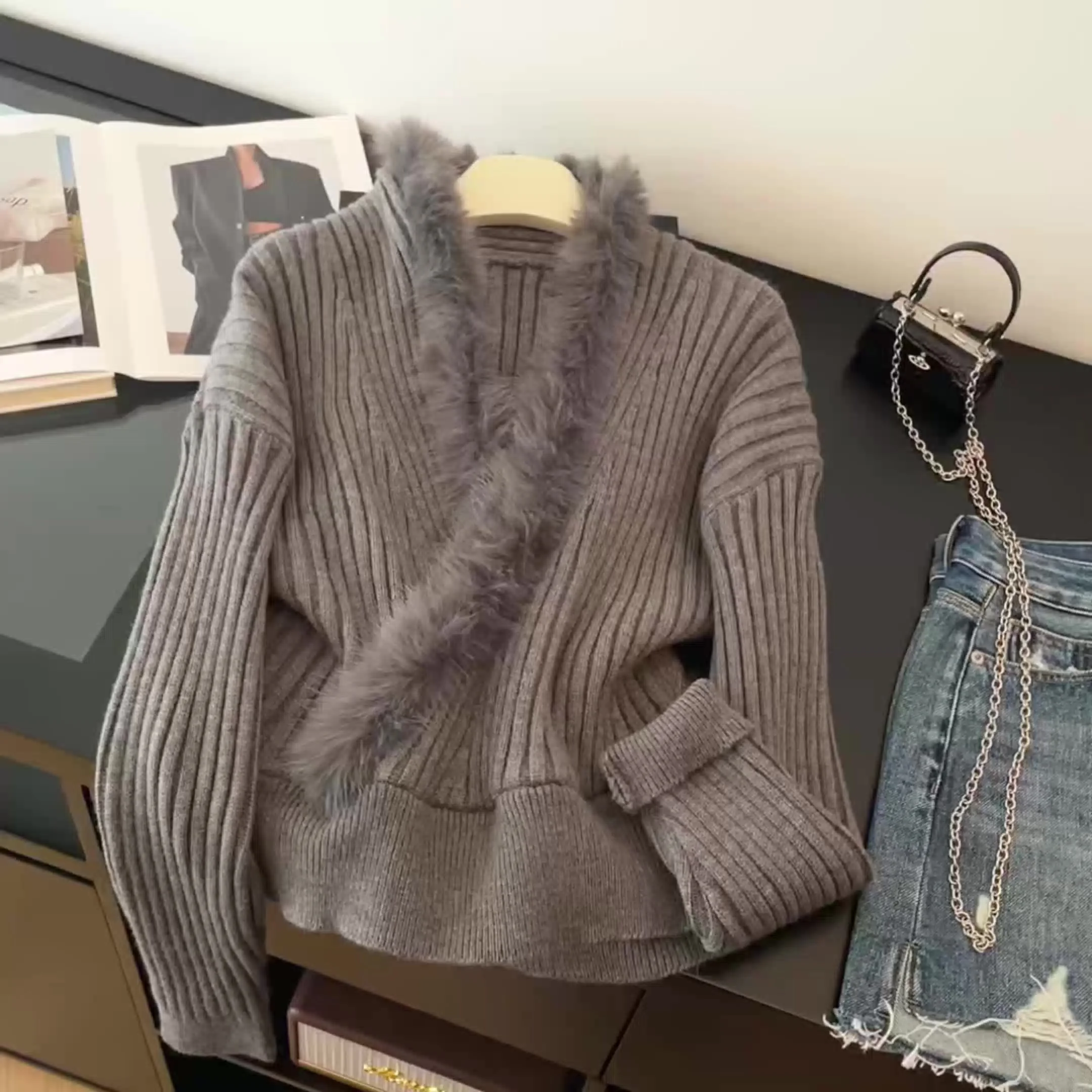 Women's Grey Fur Patchwork Sweater 2000s Vintage Knit Pullover Korean Style Long Sleeves Cozy Cashmere Sweater For Women Clothes
Women's Grey Fur Patchwork Sweater 2000s Vintage Knit Pullover Korean Style Long Sleeves Cozy Cashmere Sweater For Women Clothes