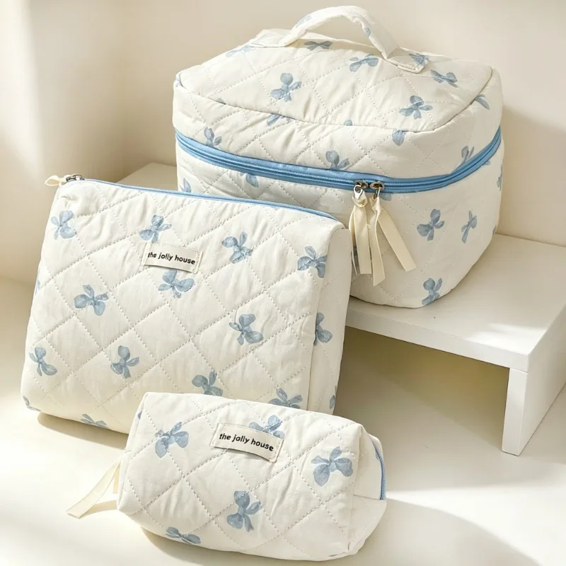 Cute Portable Quilted Bow White Makeup Bag, Large Capacity Fresh Style Wash Bag, Mini Multi-purpose Pencil Case
Cute Portable Quilted Bow White Makeup Bag, Large Capacity Fresh Style Wash Bag, Mini Multi-purpose Pencil Case
