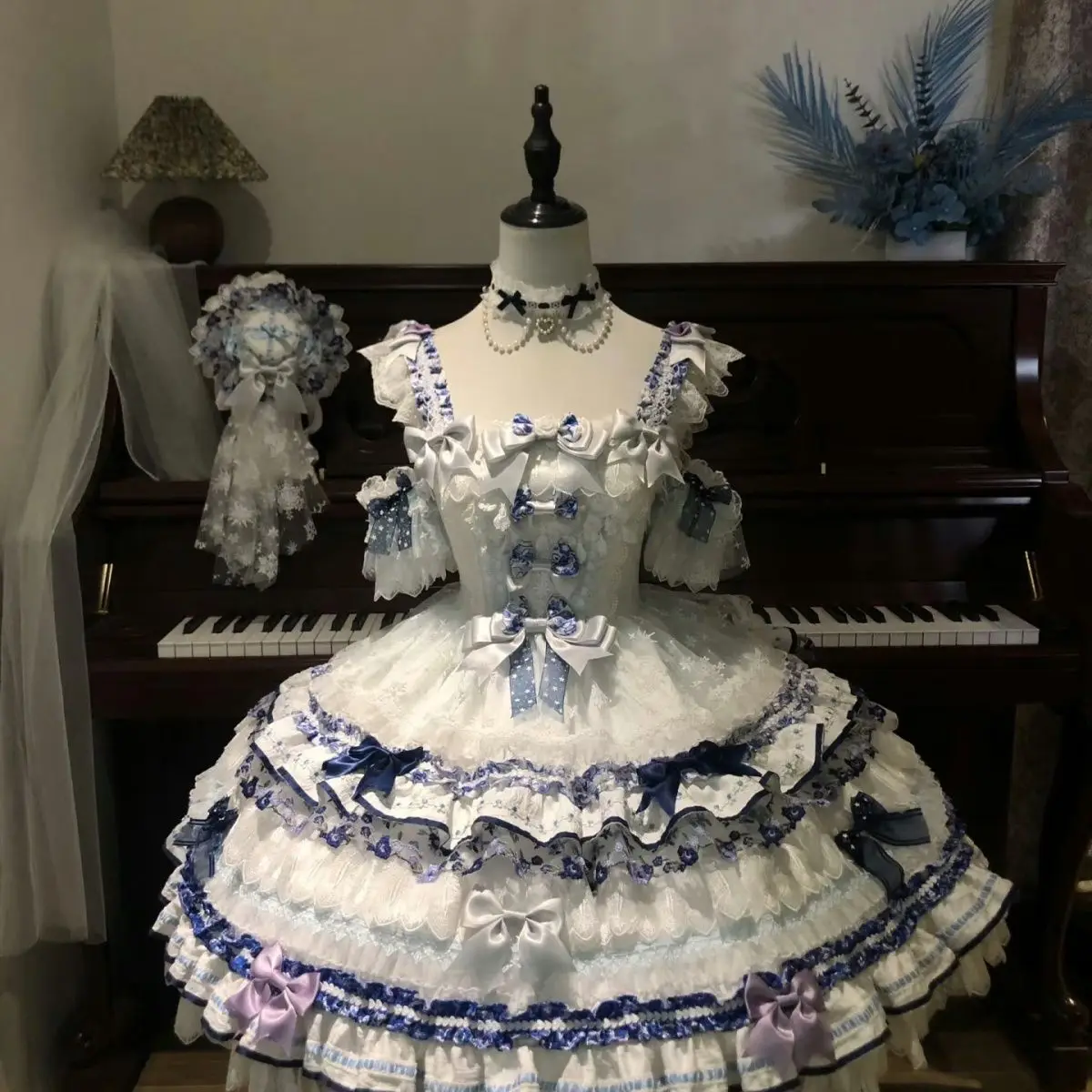 Japan Blue Lolita Sweet Heavy Industry Lolita Sweet Girl Blue And White Accessories Blue And White Porcelain Dress
Japan Blue Lolita Sweet Heavy Industry Lolita Sweet Girl Blue And White Accessories Blue And White Porcelain Dress