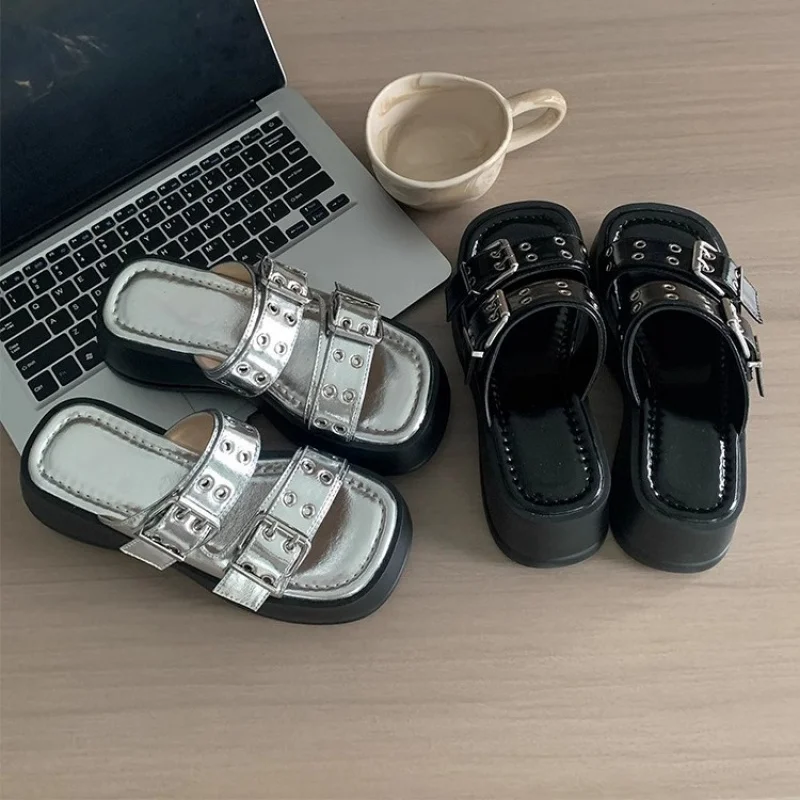 2024 new niche design sense beach sandals with silver slippers for women to wear
2024 new niche design sense beach sandals with silver slippers for women to wear