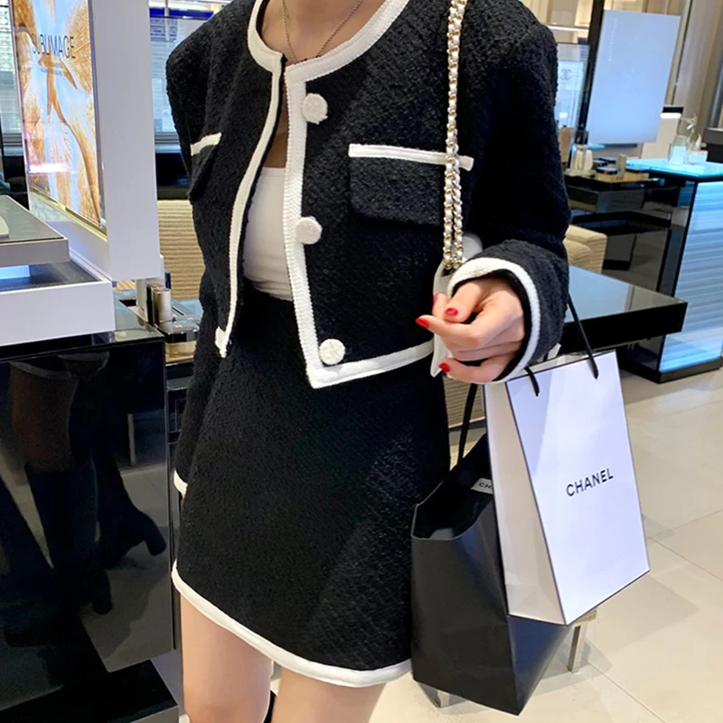 Chic Autumnal Vintage ort Coat with High Waist Slimming Wrap around Skirt Faionable Ensemble for Young Women
Chic Autumnal Vintage ort Coat with High Waist Slimming Wrap around Skirt Faionable Ensemble for Young Women