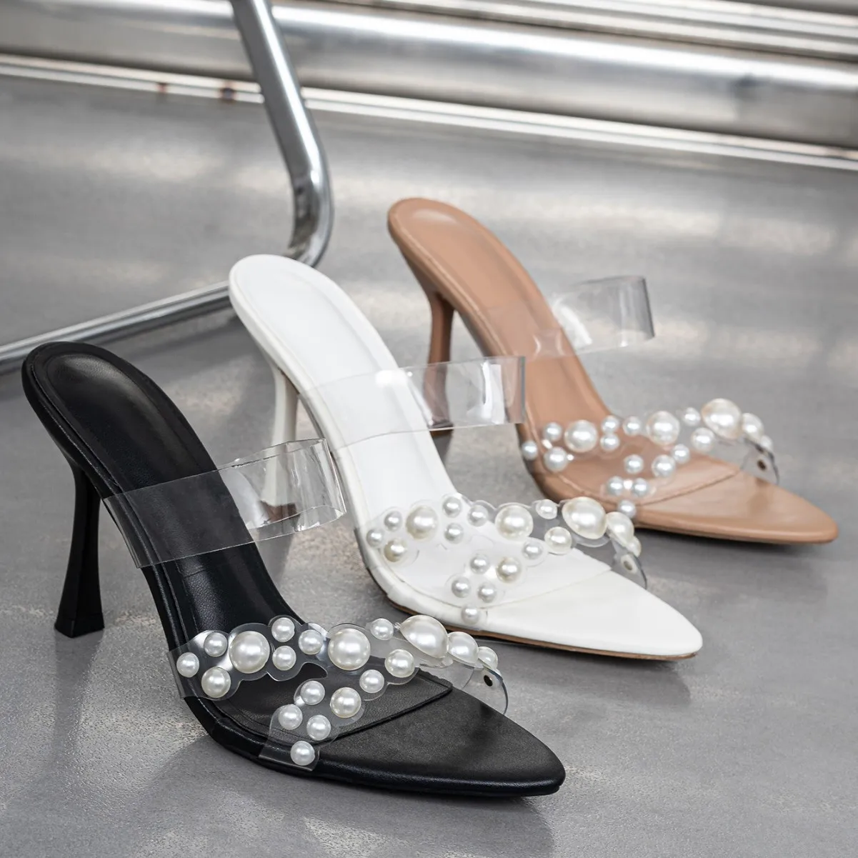 2026 New Pearl Transparent High Heel Sandals Women's Versatile Slippers Fashionable Rubber Bottom Thick Heel Summer Shoes
2026 New Pearl Transparent High Heel Sandals Women's Versatile Slippers Fashionable Rubber Bottom Thick Heel Summer Shoes