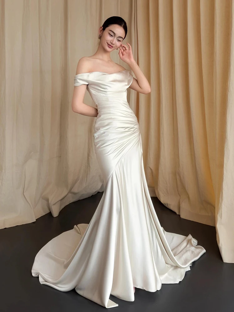 Elegant Light Satin Wedding Dress One-Shoulder Tailored for Bride Hotel Indoor Use Long Skirt without Sleeve Chinese Made
Elegant Light Satin Wedding Dress One-Shoulder Tailored for Bride Hotel Indoor Use Long Skirt without Sleeve Chinese Made