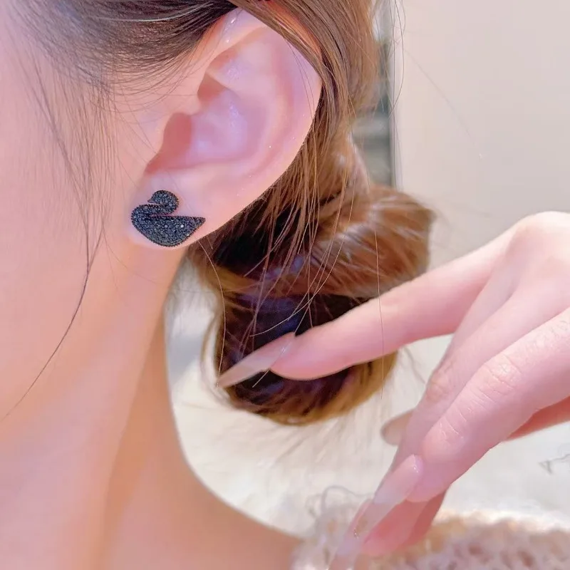 Black Swan Stud Earrings Trend Light Luxury Versatile Earrings Women's Fashion Temperament Simple Jewelry Needle Earrings
Black Swan Stud Earrings Trend Light Luxury Versatile Earrings Women's Fashion Temperament Simple Jewelry Needle Earrings