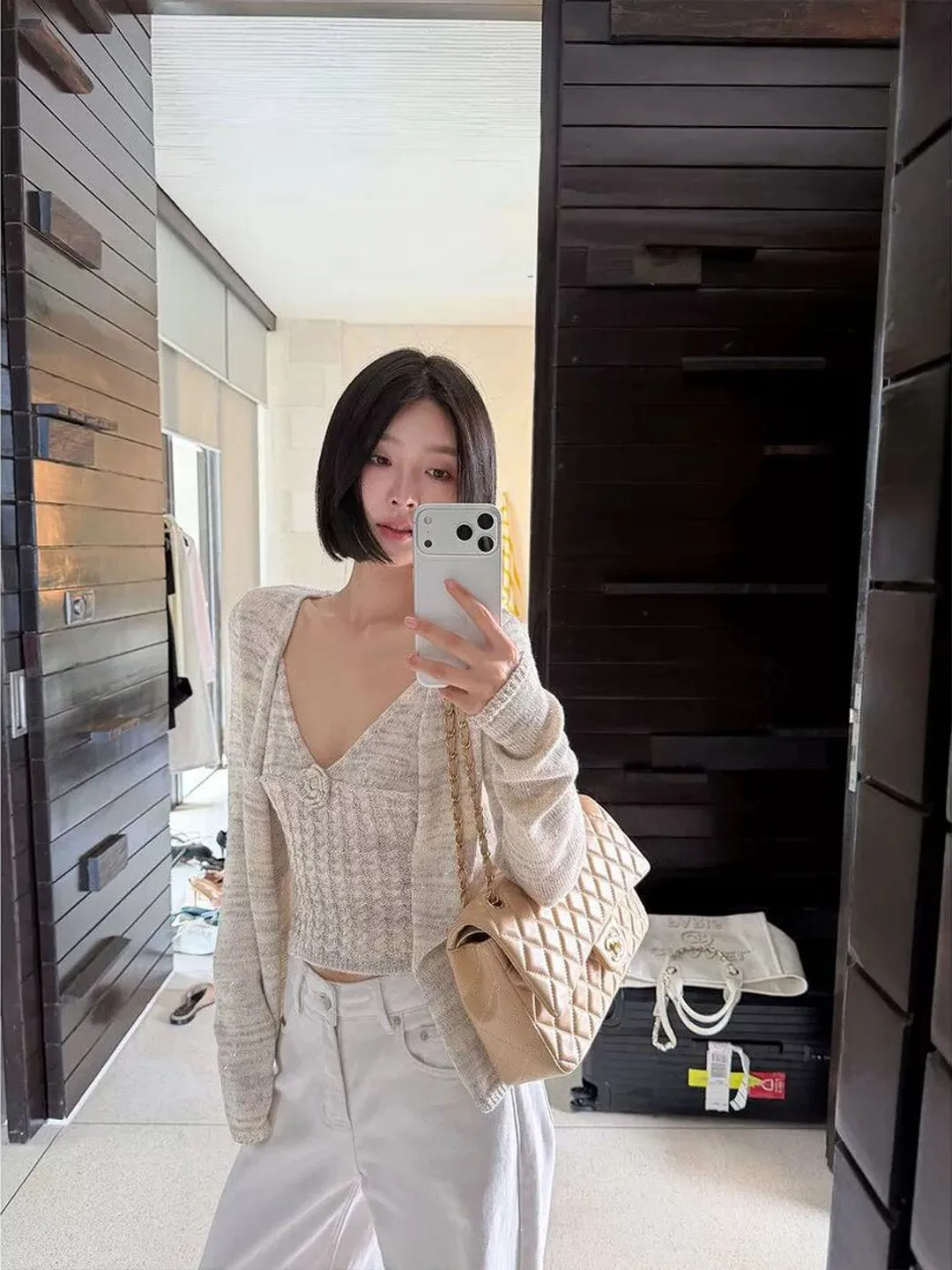 Fashionable Summer 2026 Knitted Short Sleeve V-Neck Vest And Strap Texture Knitwear High Waist Casual Wear Women's Set
Fashionable Summer 2026 Knitted Short Sleeve V-Neck Vest And Strap Texture Knitwear High Waist Casual Wear Women's Set