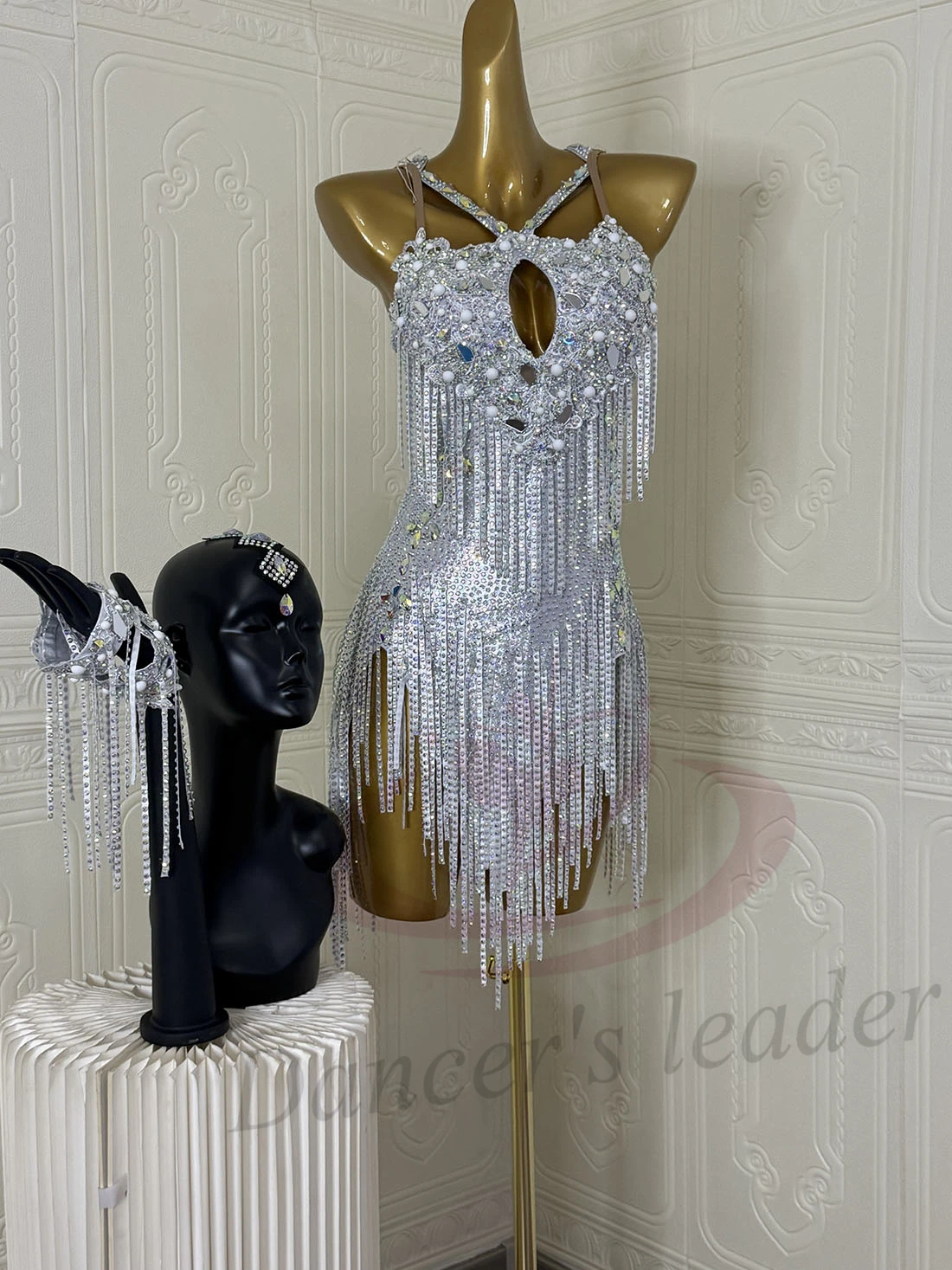 Latin Dance Costume AB Stone Female Adult Children High end Customized Silver Armor Dress Black Pool Samba Performance Dress
Latin Dance Costume AB Stone Female Adult Children High end Customized Silver Armor Dress Black Pool Samba Performance Dress