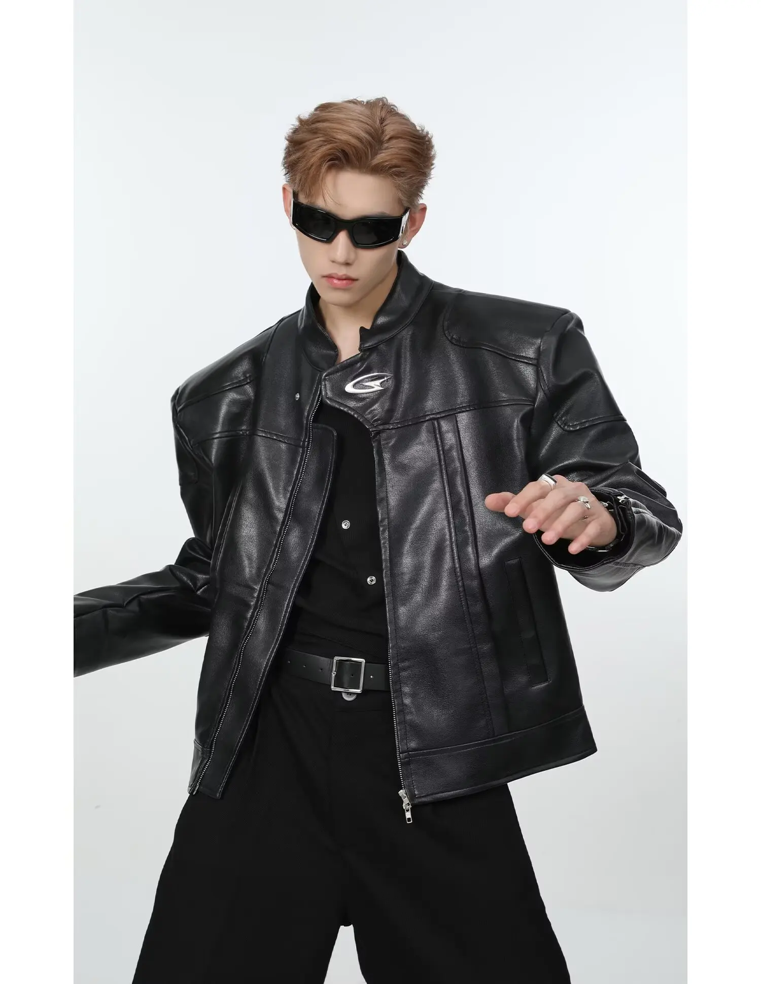 Ретро куртка из искусственной кожи, мужская осенняя американская уличная куртка с принтом тай-дай, мотоциклетное уличное пальто, свободная повседневная стеганая куртка с плечами
Ретро куртка из искусственной кожи, мужская осенняя американская уличная куртка с принтом тай-дай, мотоциклетное уличное пальто, свободная повседневная стеганая куртка с плечами