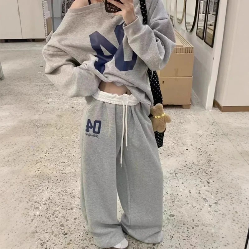 Винтажный принт в американском стиле, толстовка с открытыми плечами и длинными рукавами, спортивный комплект для женщин, осенние повседневные широкие брюки, серые двухсекционные брюки
Винтажный принт в американском стиле, толстовка с открытыми плечами и длинными рукавами, спортивный комплект для женщин, осенние повседневные широкие брюки, серые двухсекционные брюки