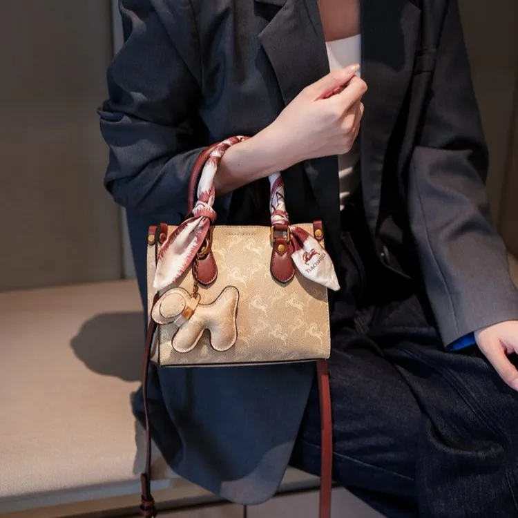 2025 Luxe Vintage Print Tote Bag, Women's Chic Shoulder Purse, Versatile Day to Night Crossbody, Casual Sling Bag, Leather Bag
2025 Luxe Vintage Print Tote Bag, Women's Chic Shoulder Purse, Versatile Day to Night Crossbody, Casual Sling Bag, Leather Bag