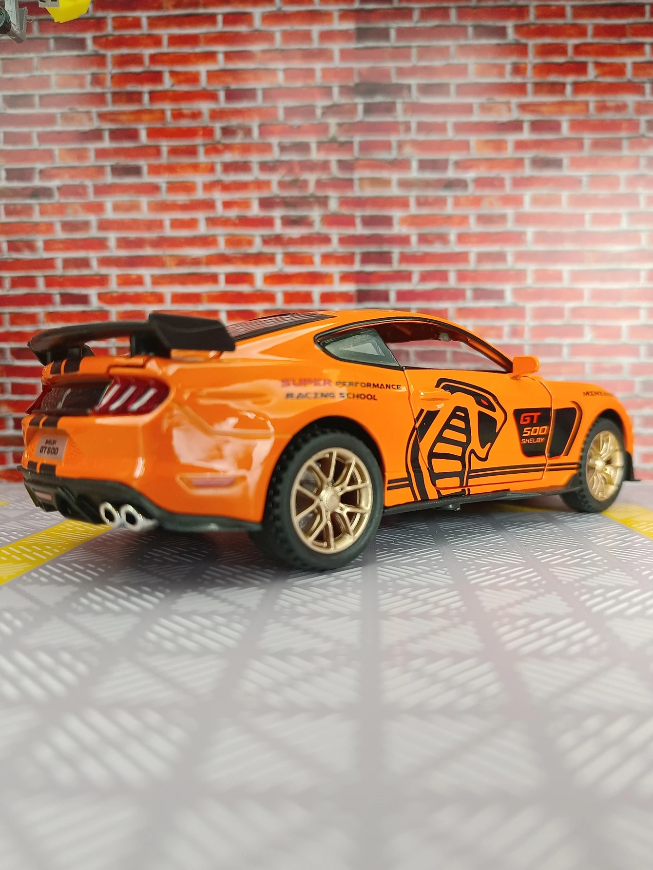 1:32 Mustang GT500, модель спортивного автомобиля из сплава, коллекция автомобильных аксессуаров, двери можно открыть, детская звуковая и световая игрушечная машина
1:32 Mustang GT500, модель спортивного автомобиля из сплава, коллекция автомобильных аксессуаров, двери можно открыть, детская звуковая и световая игрушечная машина