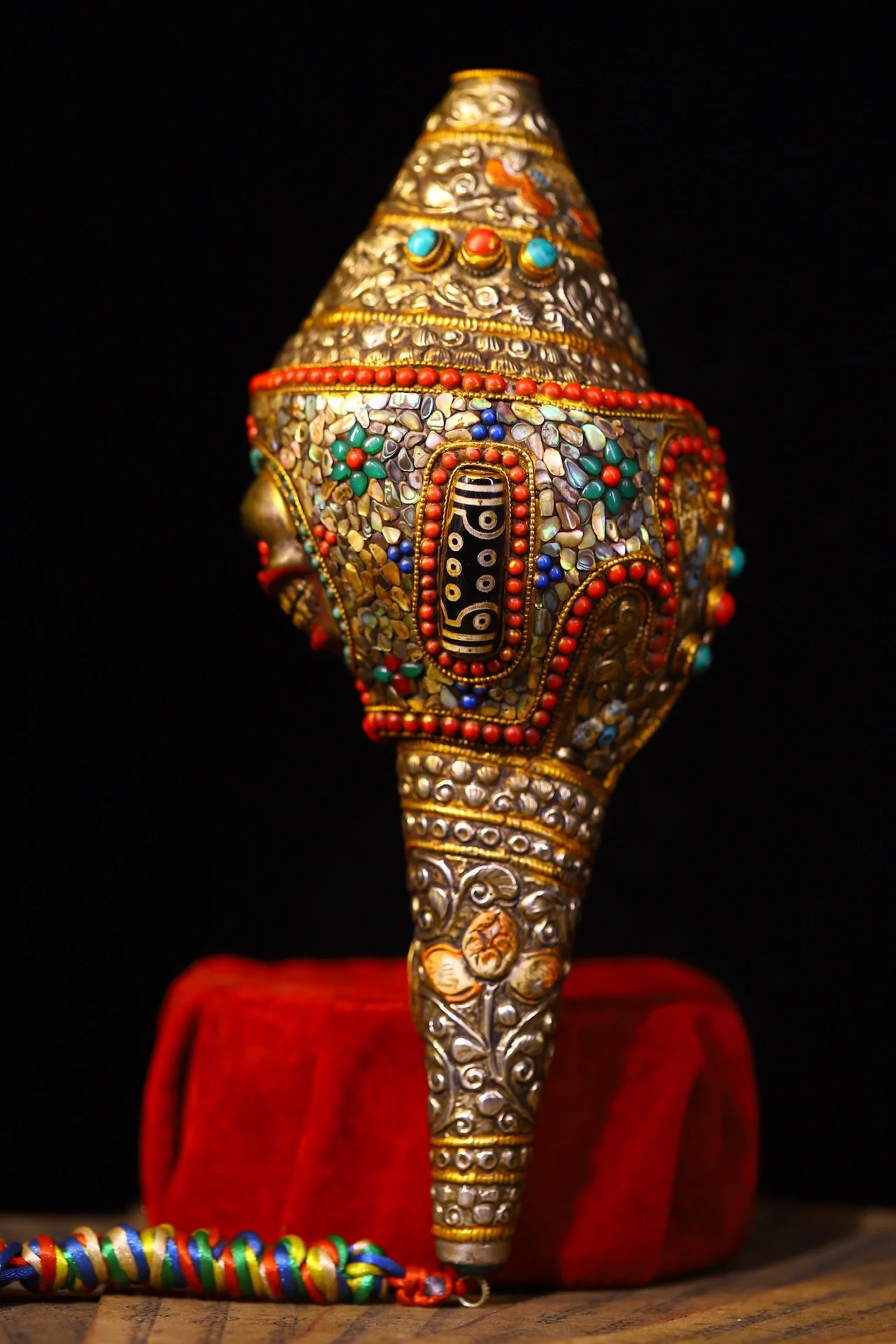 11"Tibetan Temple Collection Old Bronze Painted Mosaic Gem gZi Beads Shell Skull Texture Buddha Conch Pendant Amulet Dharam
11"Tibetan Temple Collection Old Bronze Painted Mosaic Gem gZi Beads Shell Skull Texture Buddha Conch Pendant Amulet Dharam