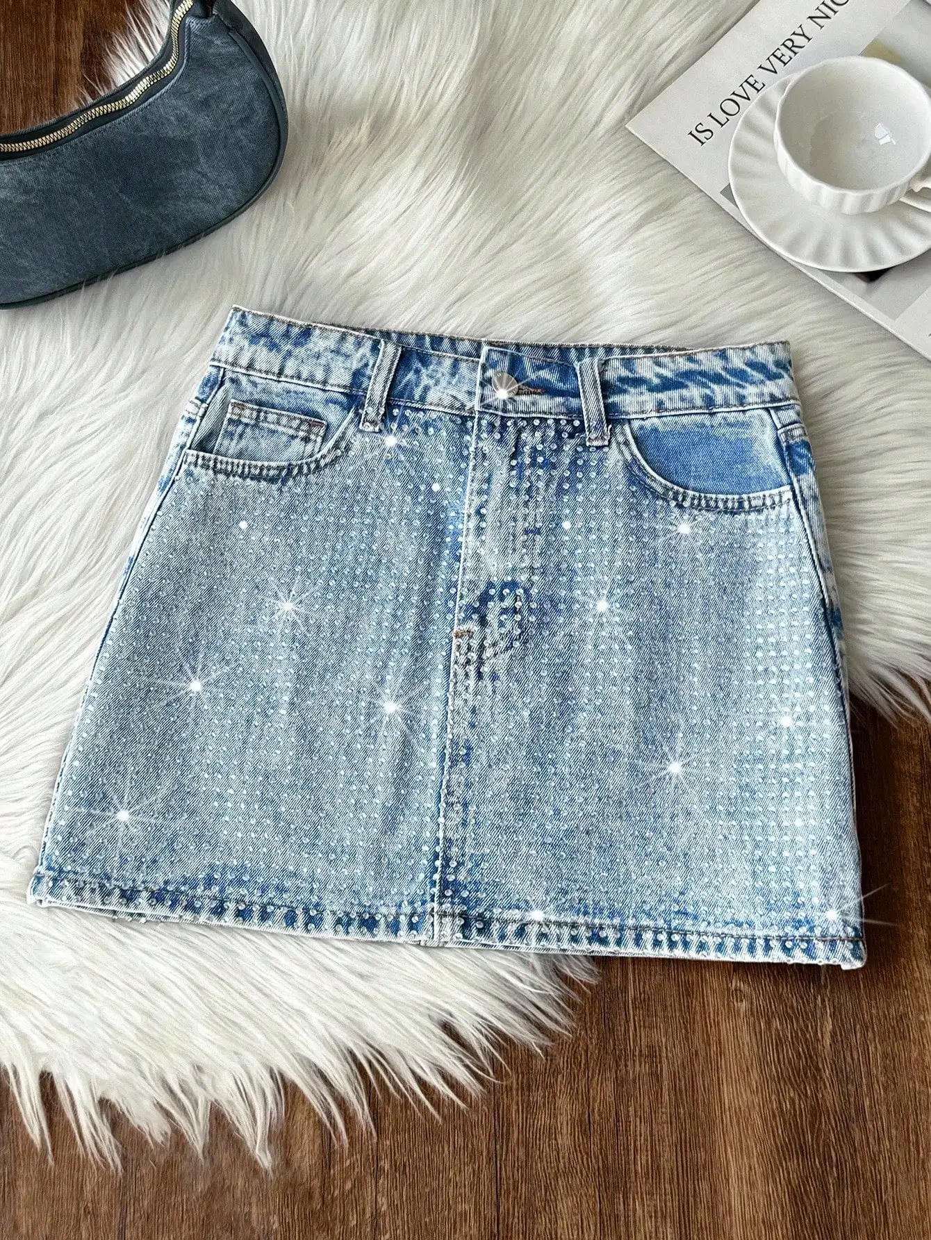 Sparkly Embellished Denim Mini Skirt for Music Festivals & Casual Wear
Sparkly Embellished Denim Mini Skirt for Music Festivals & Casual Wear