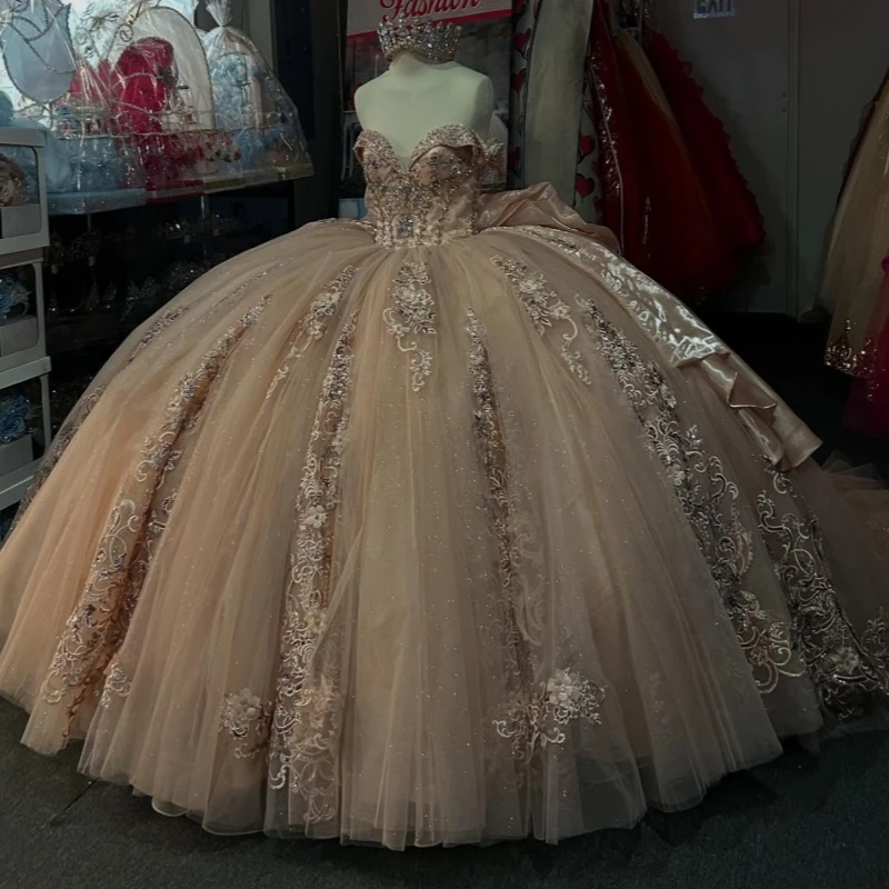 Champagne Shiny Quinceanera Dresses Ball Gown Off The Shoulder Applique Lace Beading Crystal Bow Tull Corset Sweet 16 Dress Vest
Champagne Shiny Quinceanera Dresses Ball Gown Off The Shoulder Applique Lace Beading Crystal Bow Tull Corset Sweet 16 Dress Vest