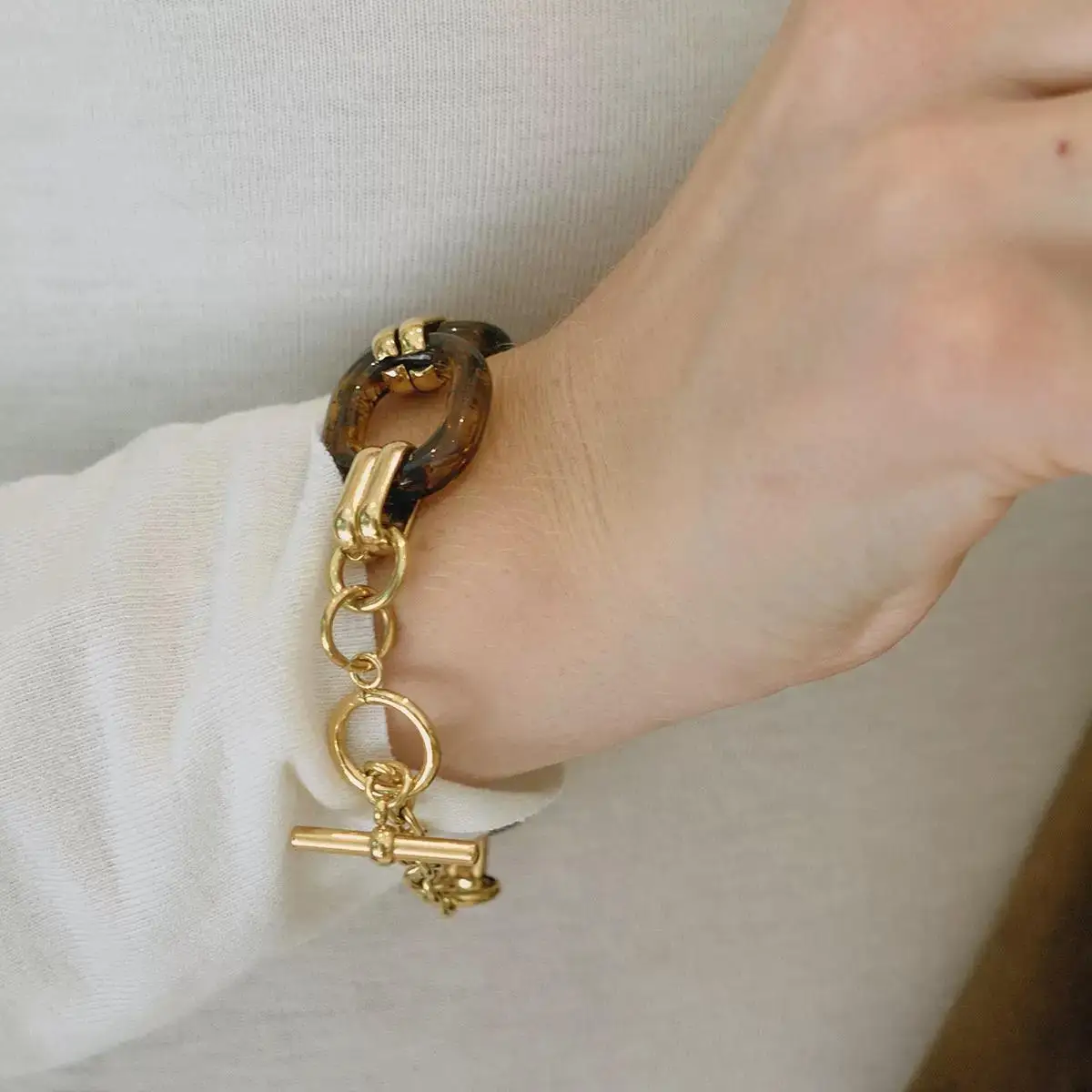 ENFASHION Женский браслет из янтарной смолы с застежкой OT, из нержавеющей стали с покрытием из 18-каратного золота, модные украшения в стиле High Street B2670
ENFASHION Женский браслет из янтарной смолы с застежкой OT, из нержавеющей стали с покрытием из 18-каратного золота, модные украшения в стиле High Street B2670