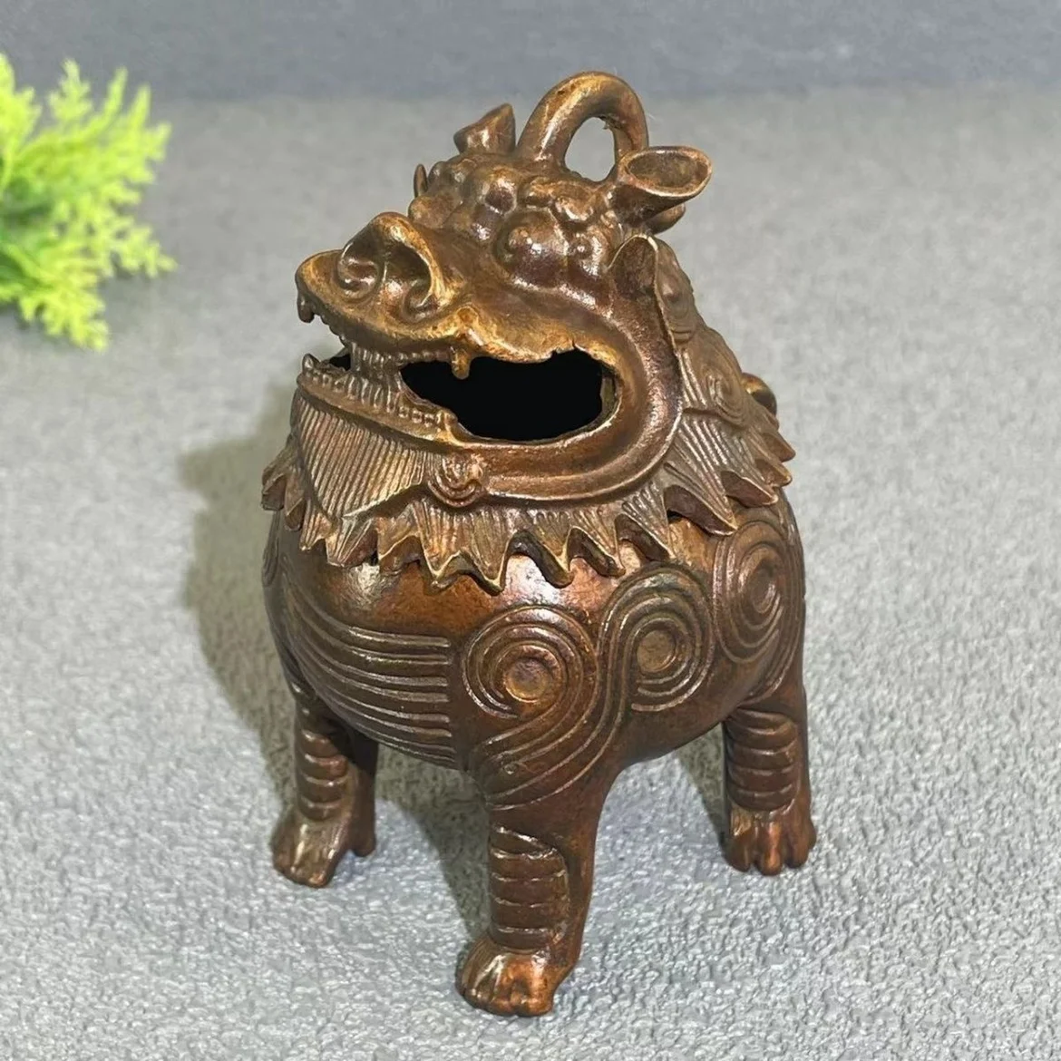 Retro bronze beast Lu lù end copper incense burner, small incense burner, tower incense tea ceremony, tea art decorative
Retro bronze beast Lu lù end copper incense burner, small incense burner, tower incense tea ceremony, tea art decorative