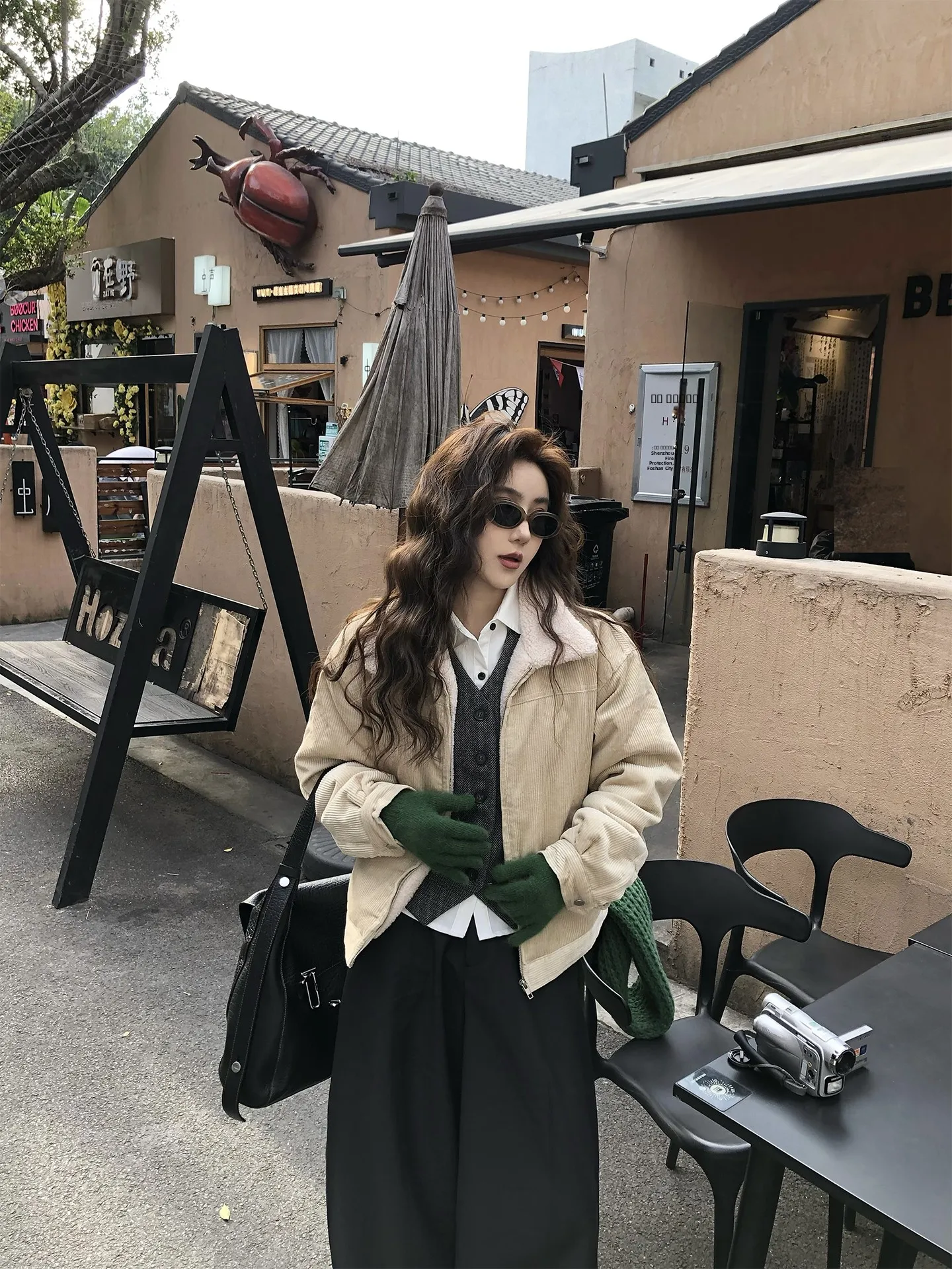 Женская утепленная зимняя куртка из вельвета с воротником из овечьего бархата, с поясом на талии, теплая верхняя одежда из хлопка
Женская утепленная зимняя куртка из вельвета с воротником из овечьего бархата, с поясом на талии, теплая верхняя одежда из хлопка