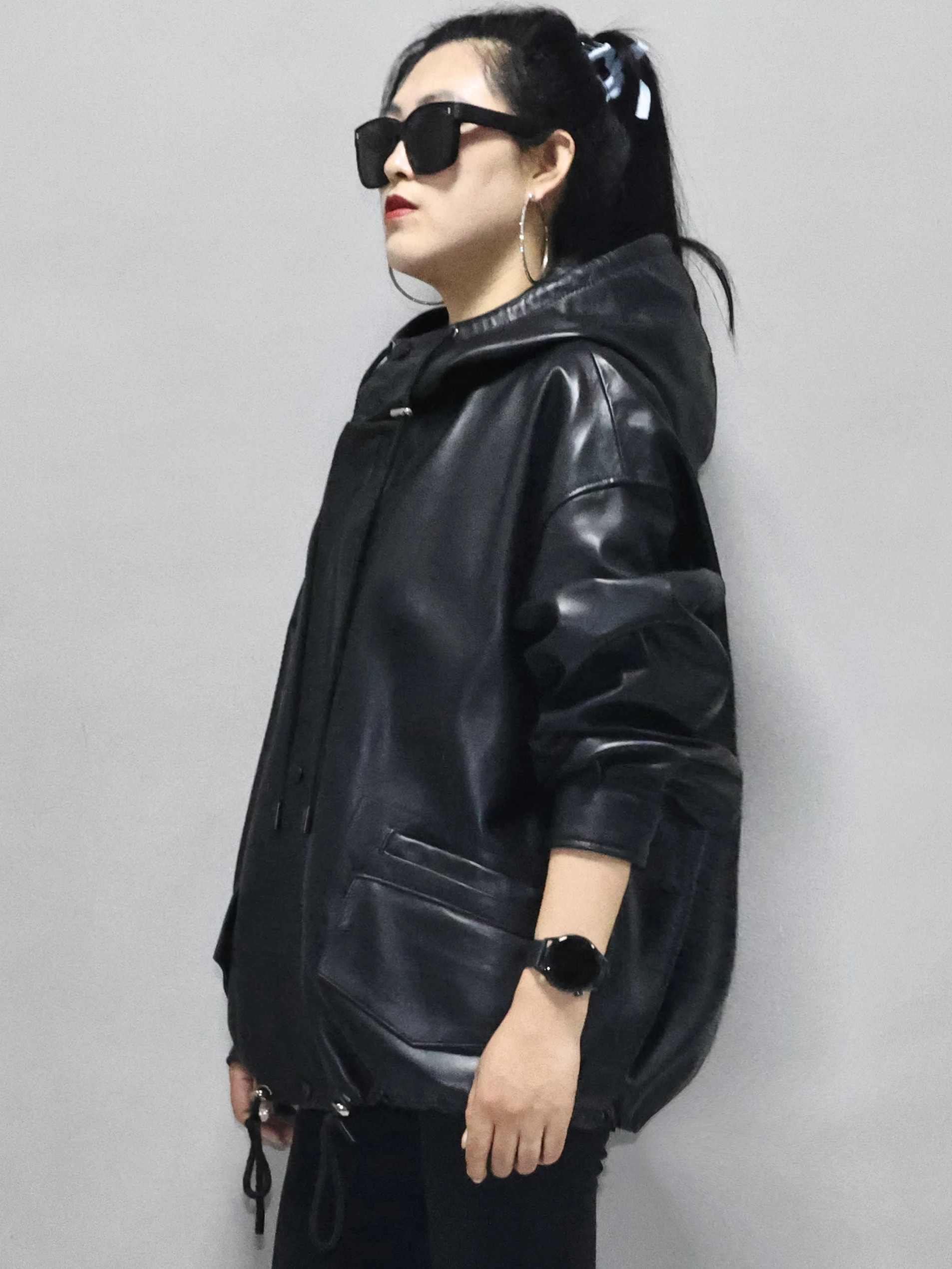 Мужская молодежная повседневная куртка из овчины с капюшоном, свободного кроя, для активного отдыха, ветрозащитная, на молнии, с регулируемым низом и множеством карманов
Мужская молодежная повседневная куртка из овчины с капюшоном, свободного кроя, для активного отдыха, ветрозащитная, на молнии, с регулируемым низом и множеством карманов