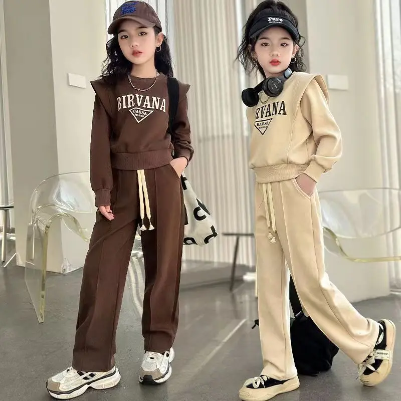 New autumn girls' suits are fashionable, chic, casual and sporty. A two-piece long-sleeved sweatshirt for young girls in autumn
New autumn girls' suits are fashionable, chic, casual and sporty. A two-piece long-sleeved sweatshirt for young girls in autumn