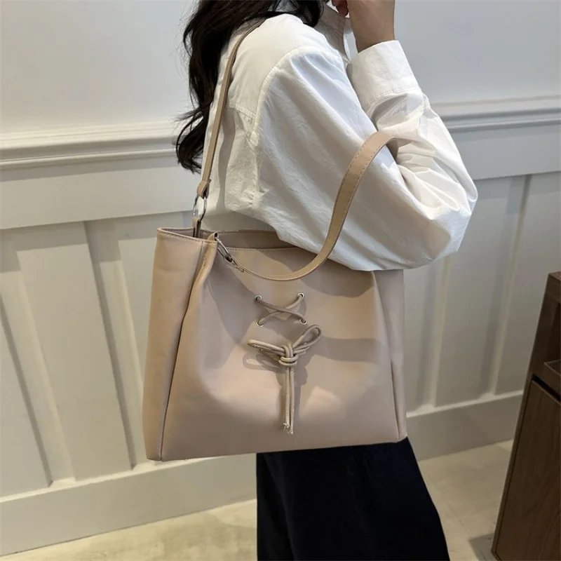 Изящная женская сумка-мессенджер из бархатной кожи, классическая лондонская аккуратная легкая пригородная сумка, повседневный дизайн
Изящная женская сумка-мессенджер из бархатной кожи, классическая лондонская аккуратная легкая пригородная сумка, повседневный дизайн 