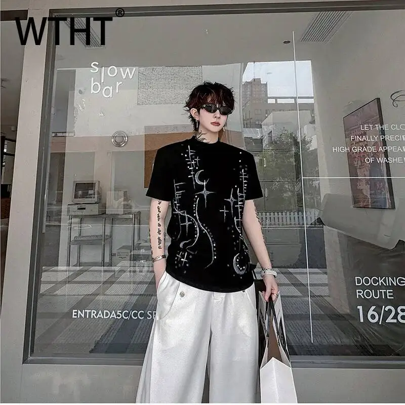 WTHT Fashion Men's Print Metal Rivets High Street T-shirts Vintage Stand Collar Slim Fit Tops Male 2026 Summer 2A3114
WTHT Fashion Men's Print Metal Rivets High Street T-shirts Vintage Stand Collar Slim Fit Tops Male 2026 Summer 2A3114