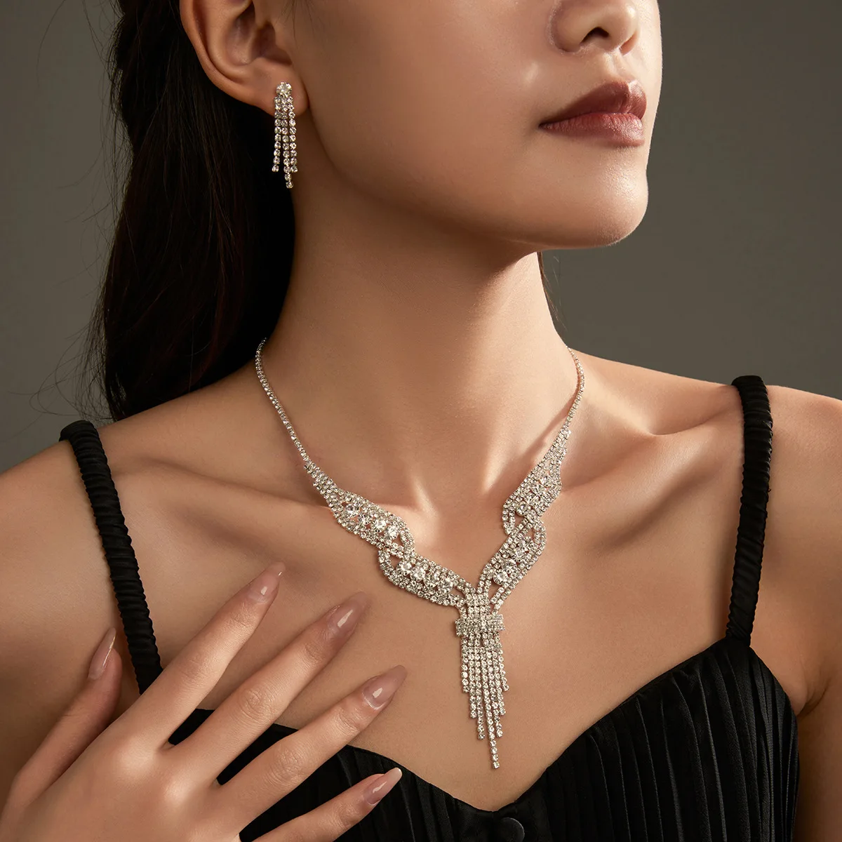 Элитный комплект украшений Ele Luxury: колье и серьги с кристаллами, высококачественные свадебные украшения, чокер с кисточками, модные аксессуары для женщин.
Элитный комплект украшений Ele Luxury: колье и серьги с кристаллами, высококачественные свадебные украшения, чокер с кисточками, модные аксессуары для женщин.